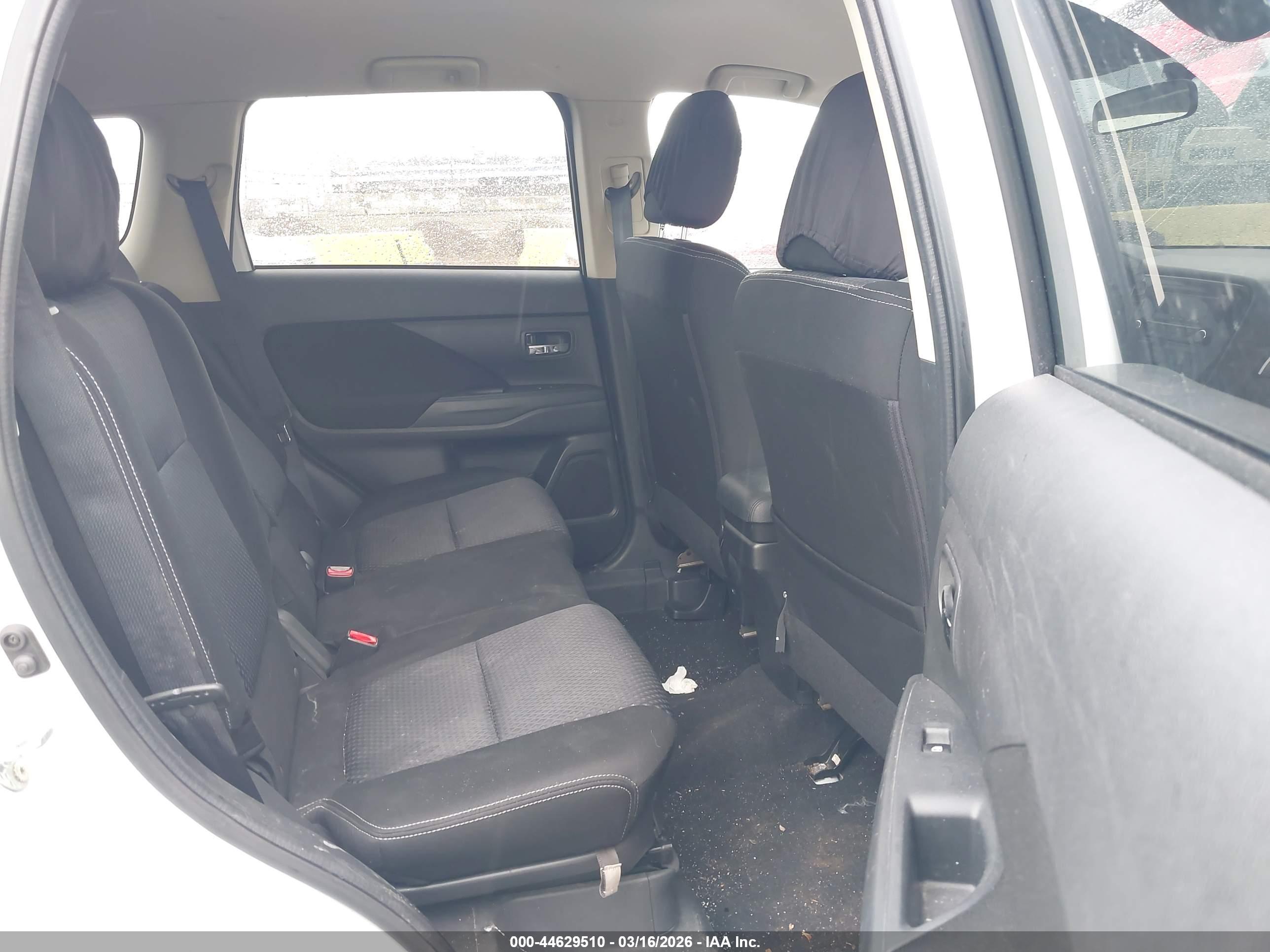 MITSUBISHI OUTLANDER image 8