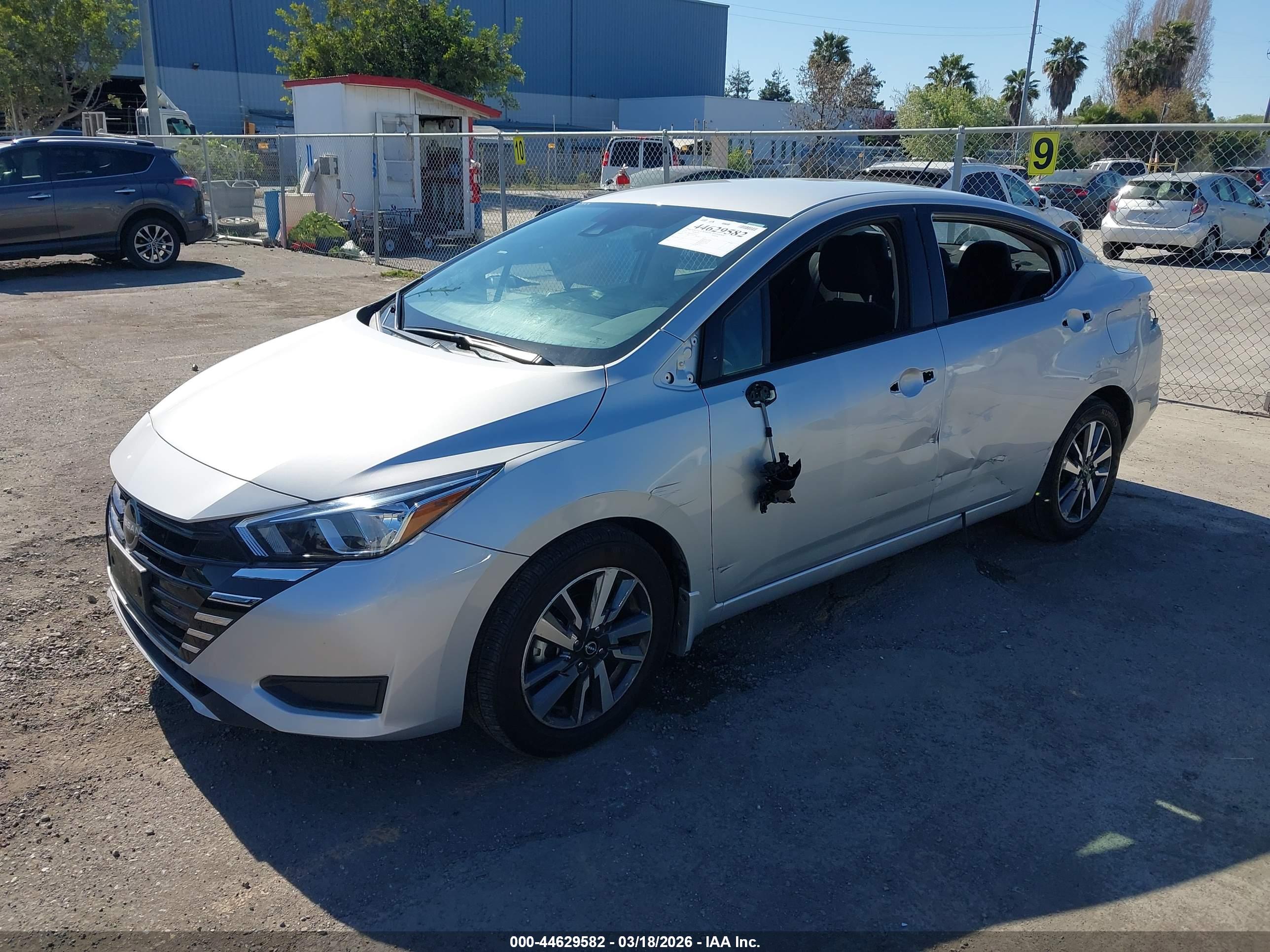 NISSAN VERSA image 2