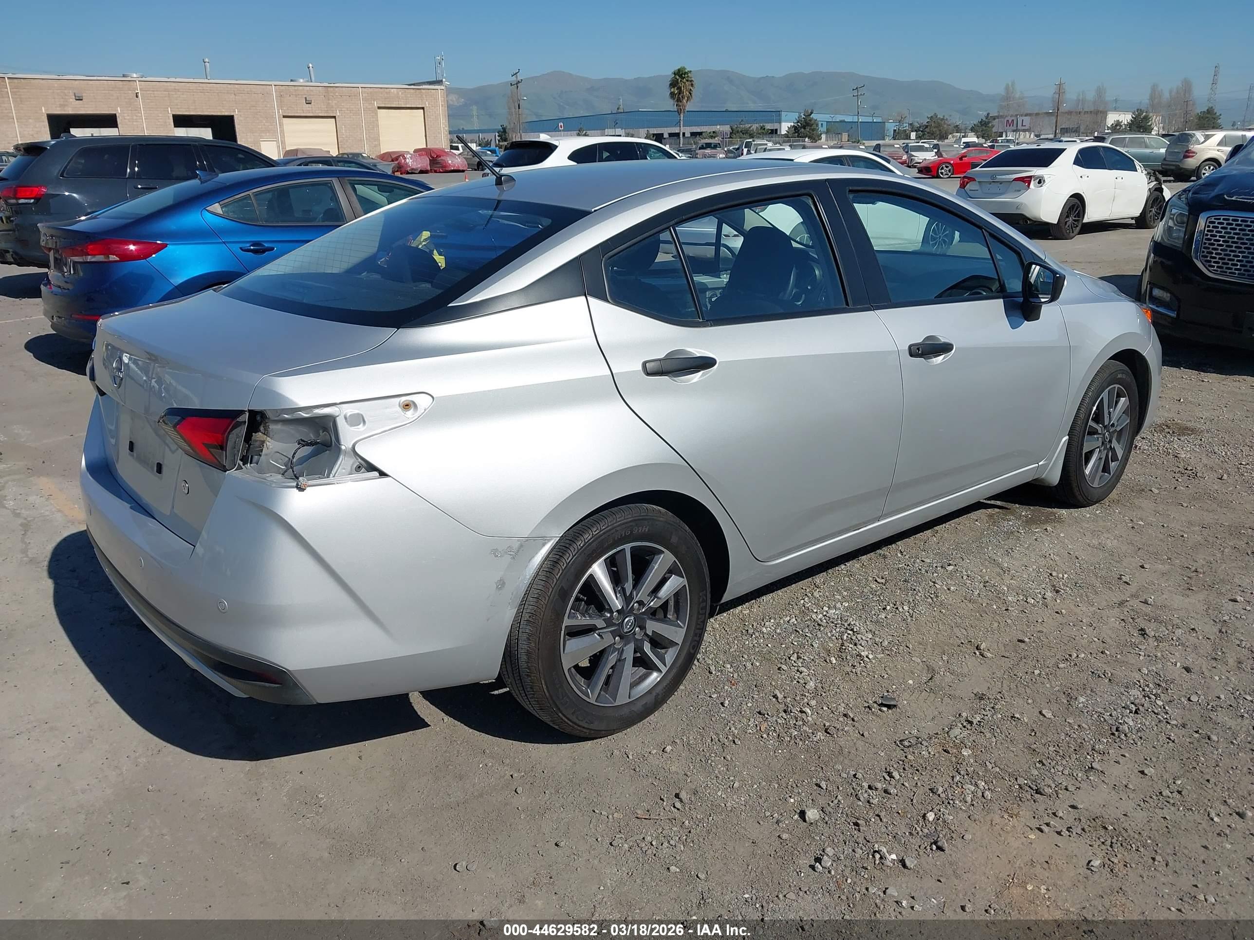 NISSAN VERSA image 4