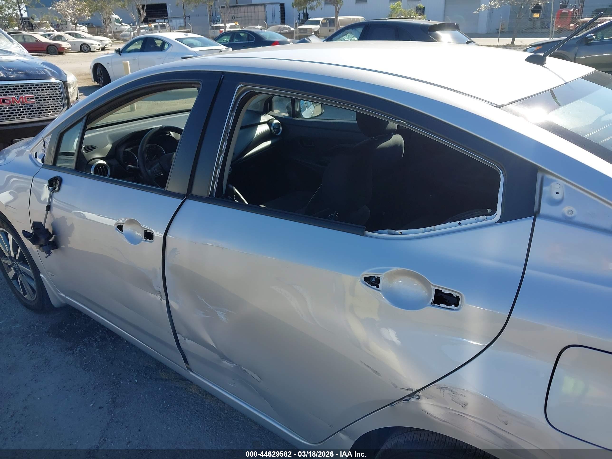 NISSAN VERSA image 6