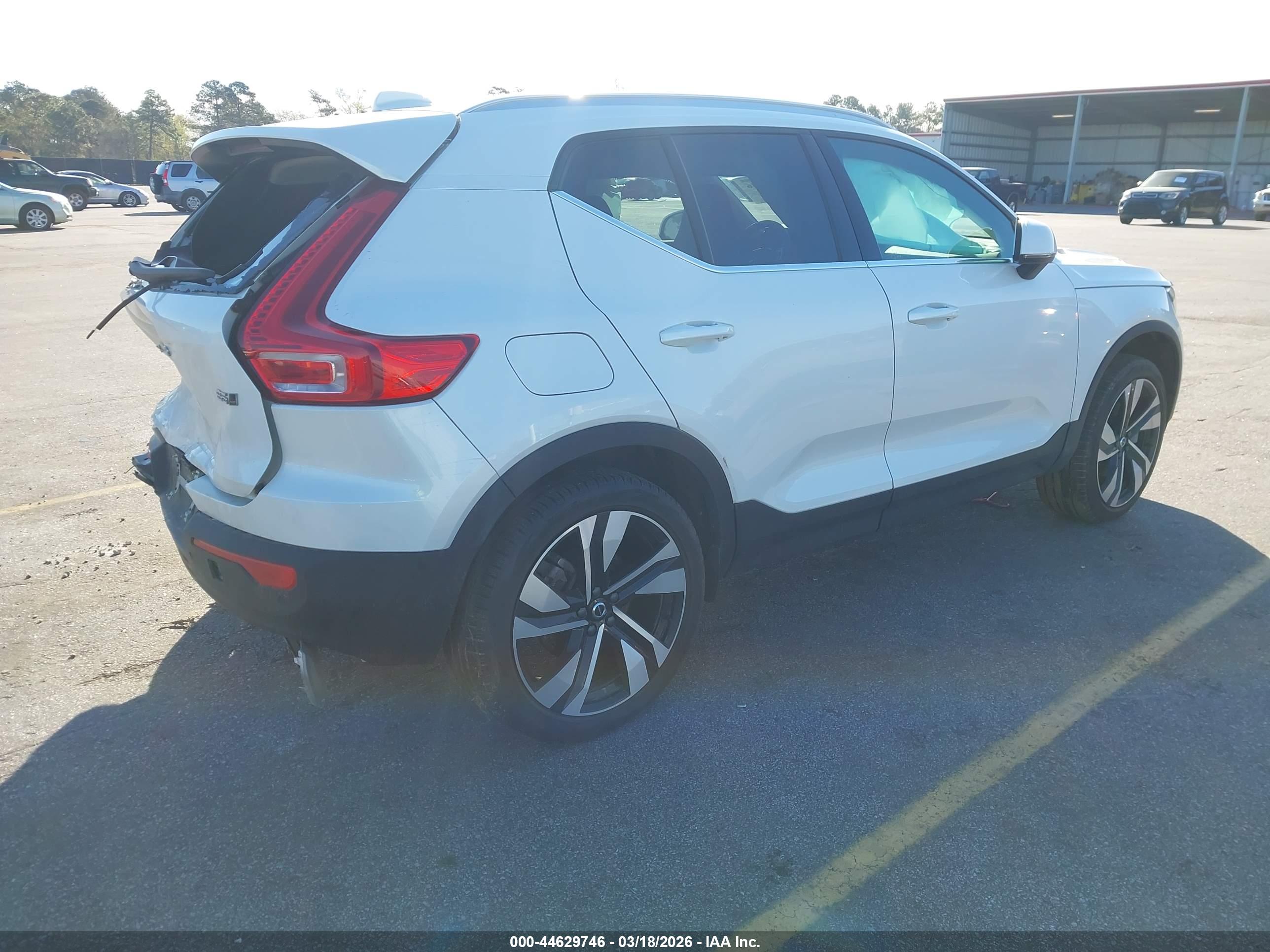 VOLVO XC40 image 4