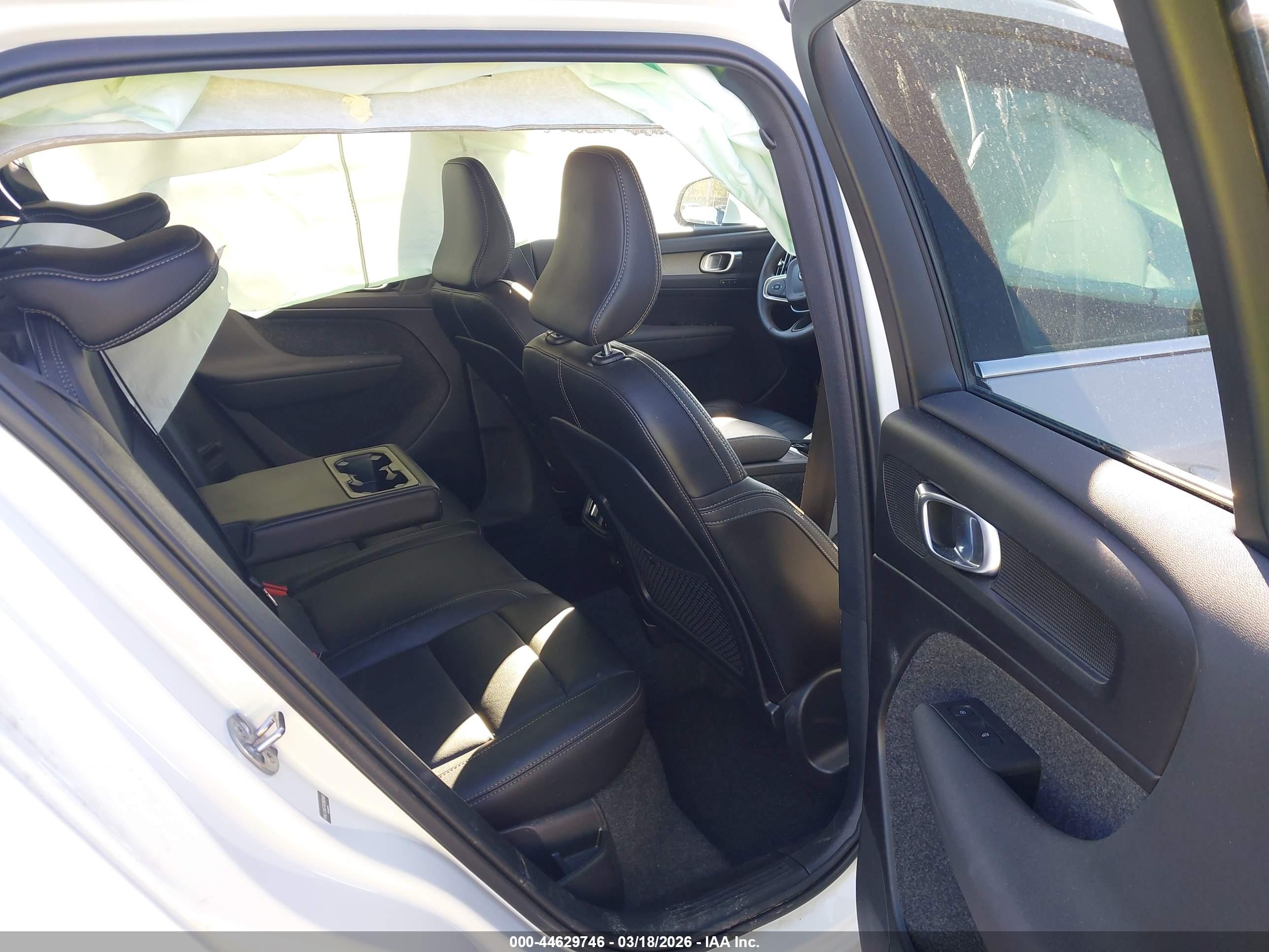 VOLVO XC40 image 8
