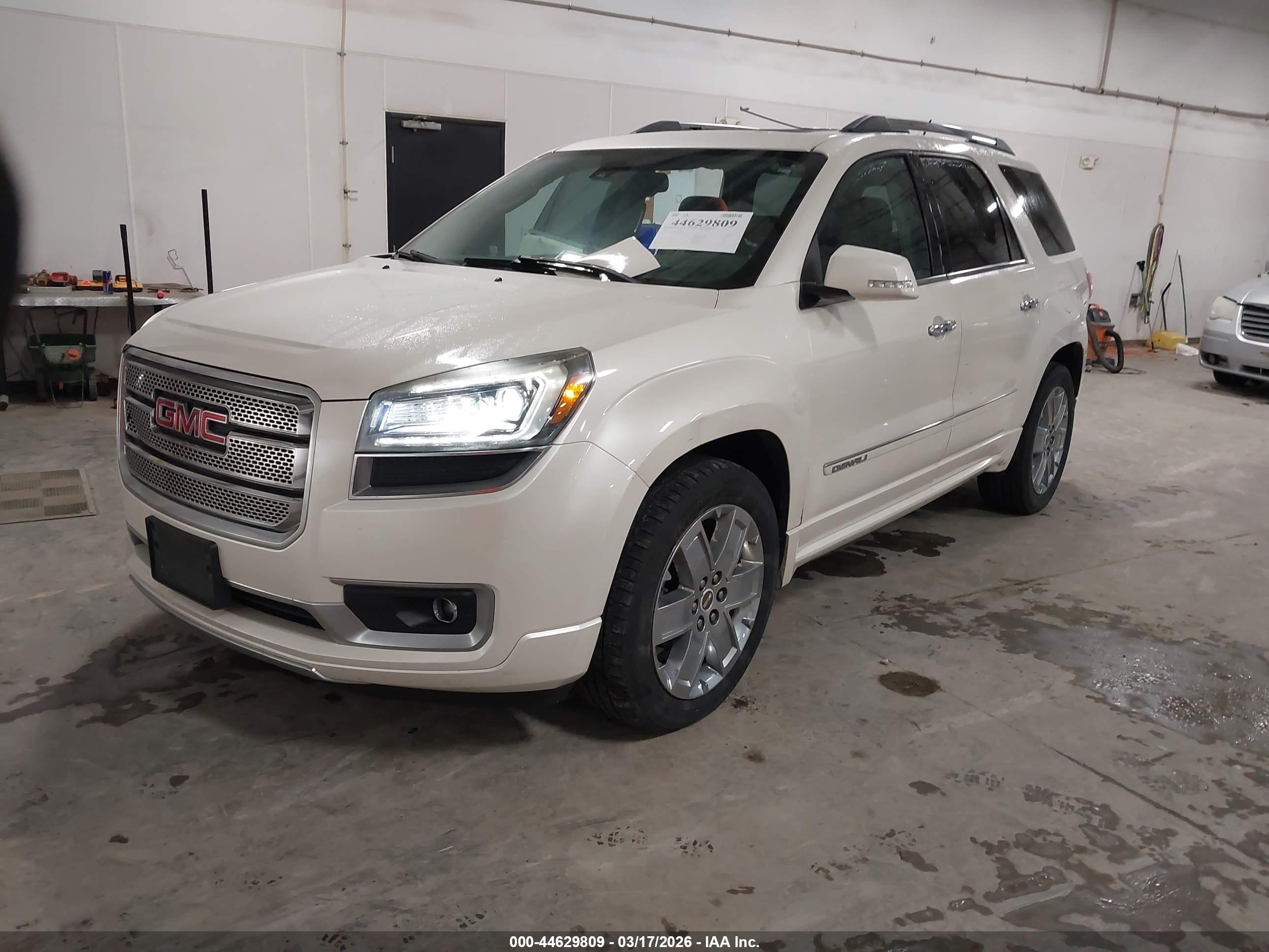 GMC ACADIA image 2