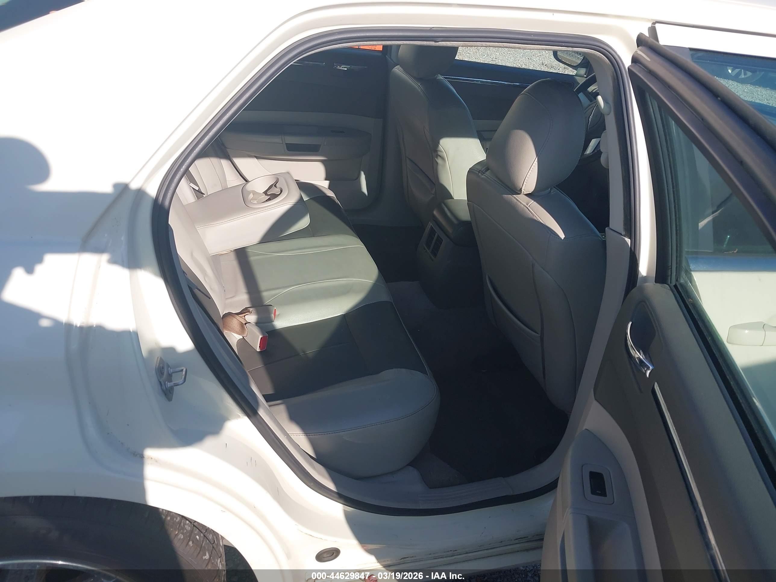 CHRYSLER 300 image 8