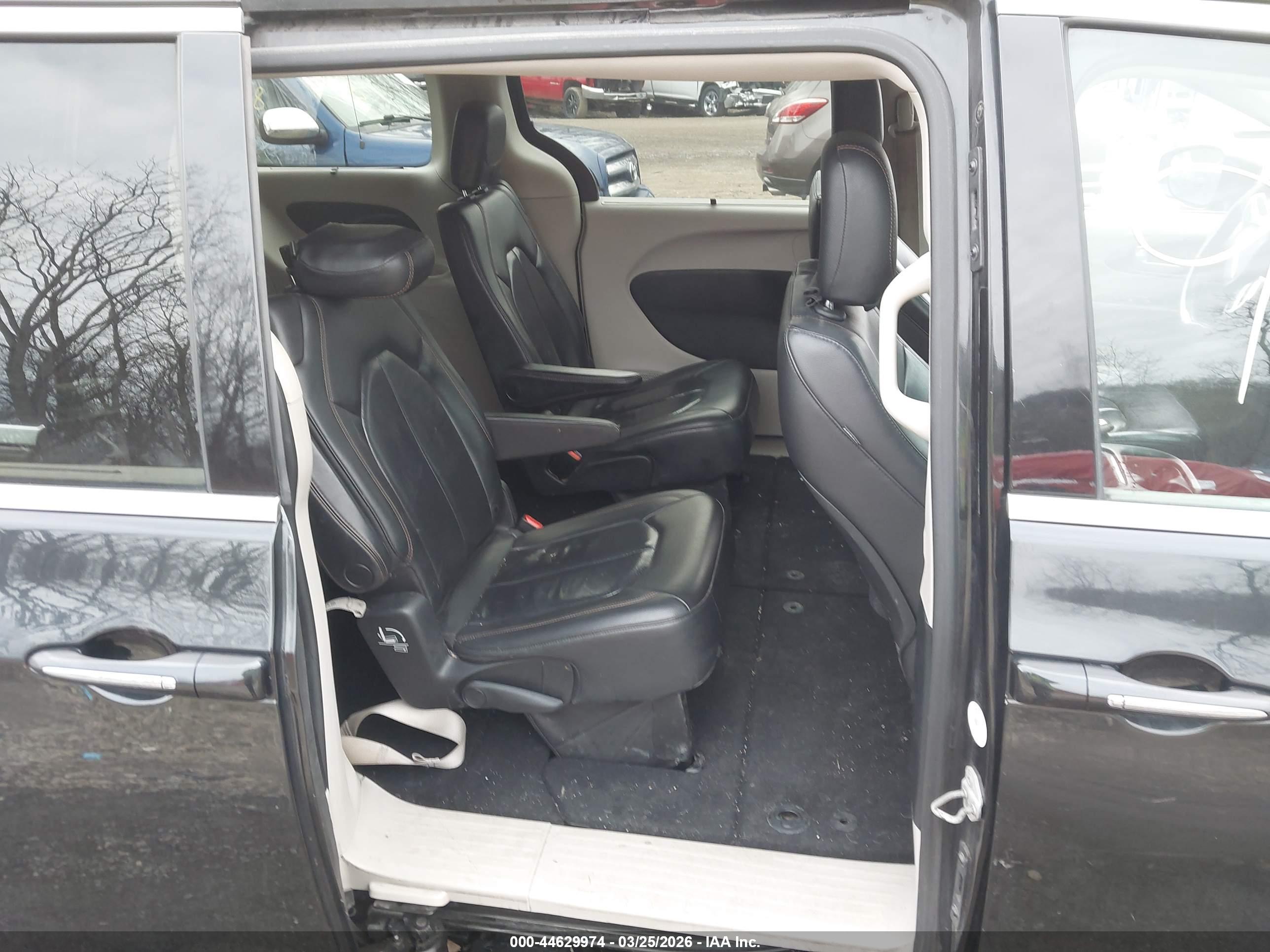 CHRYSLER PACIFICA image 8