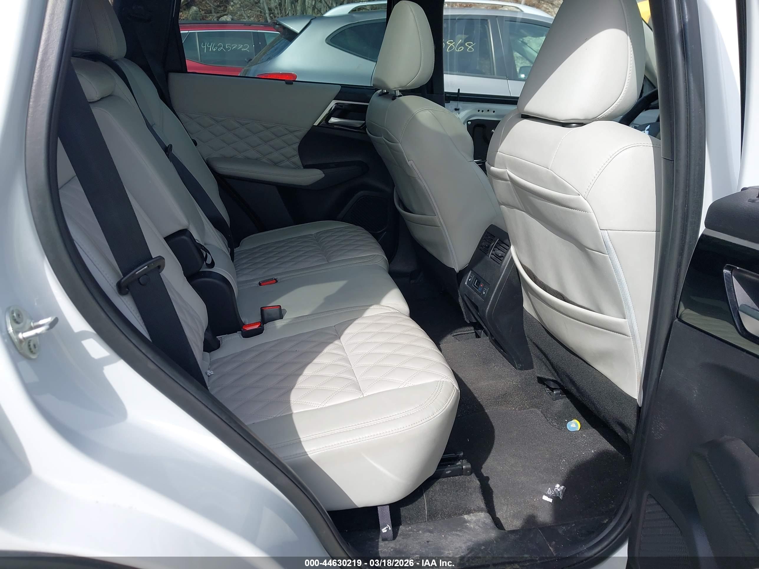 MITSUBISHI OUTLANDER image 8