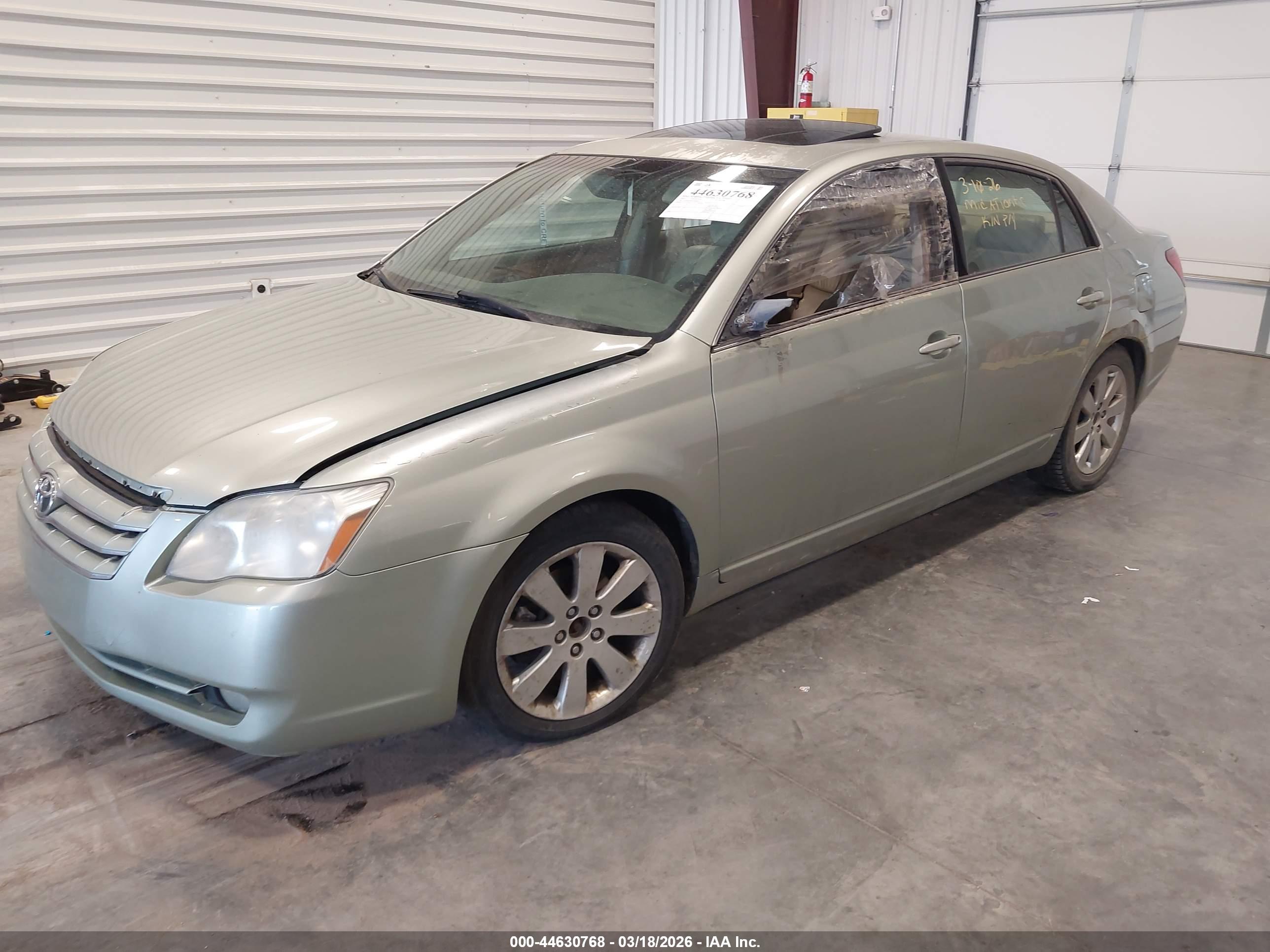 TOYOTA AVALON image 2