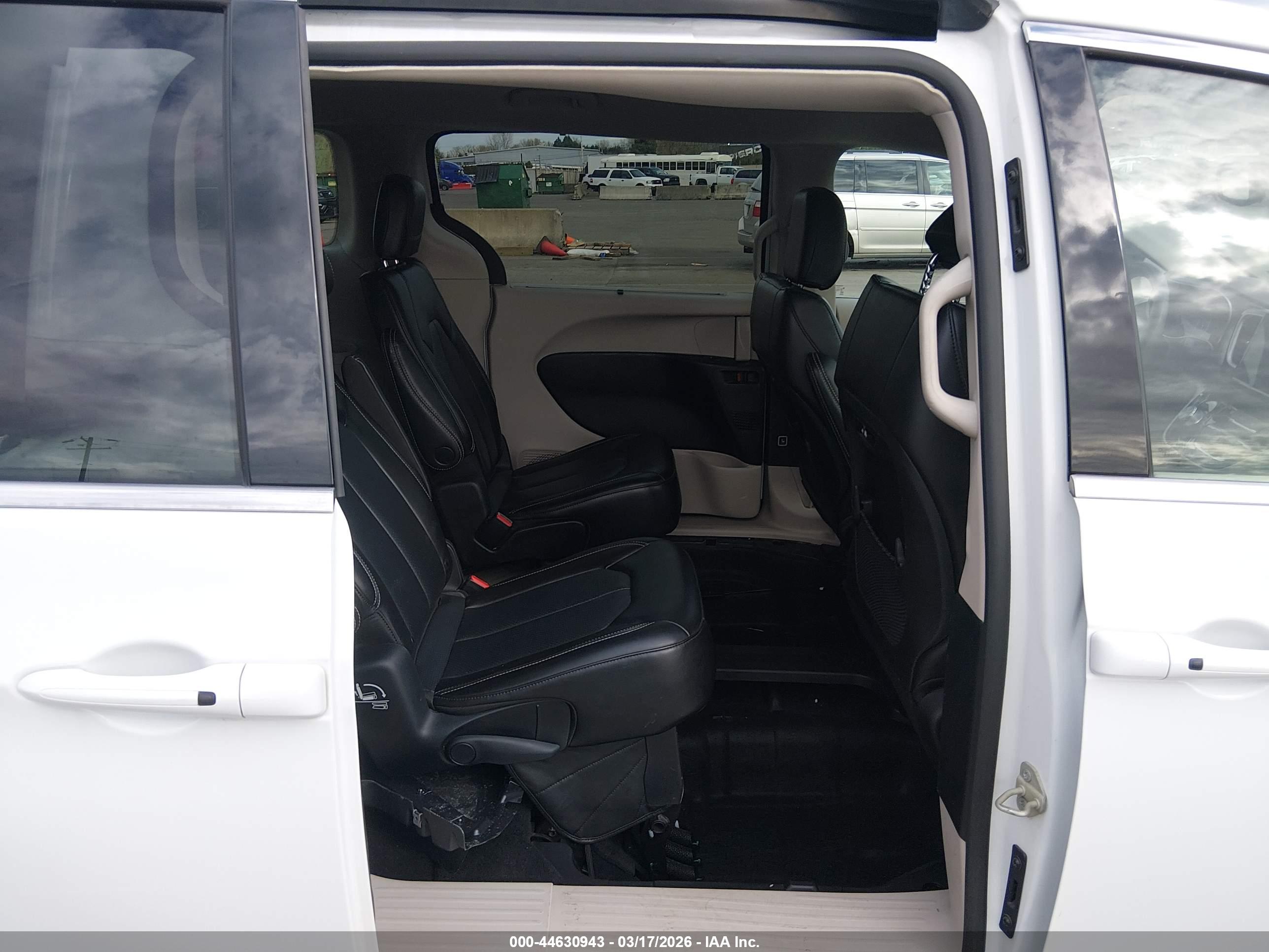 CHRYSLER PACIFICA image 8