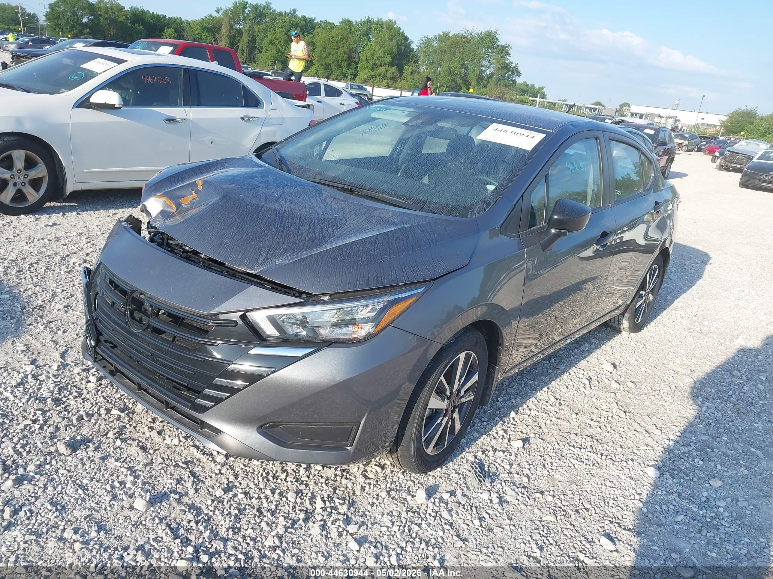 NISSAN VERSA image 2