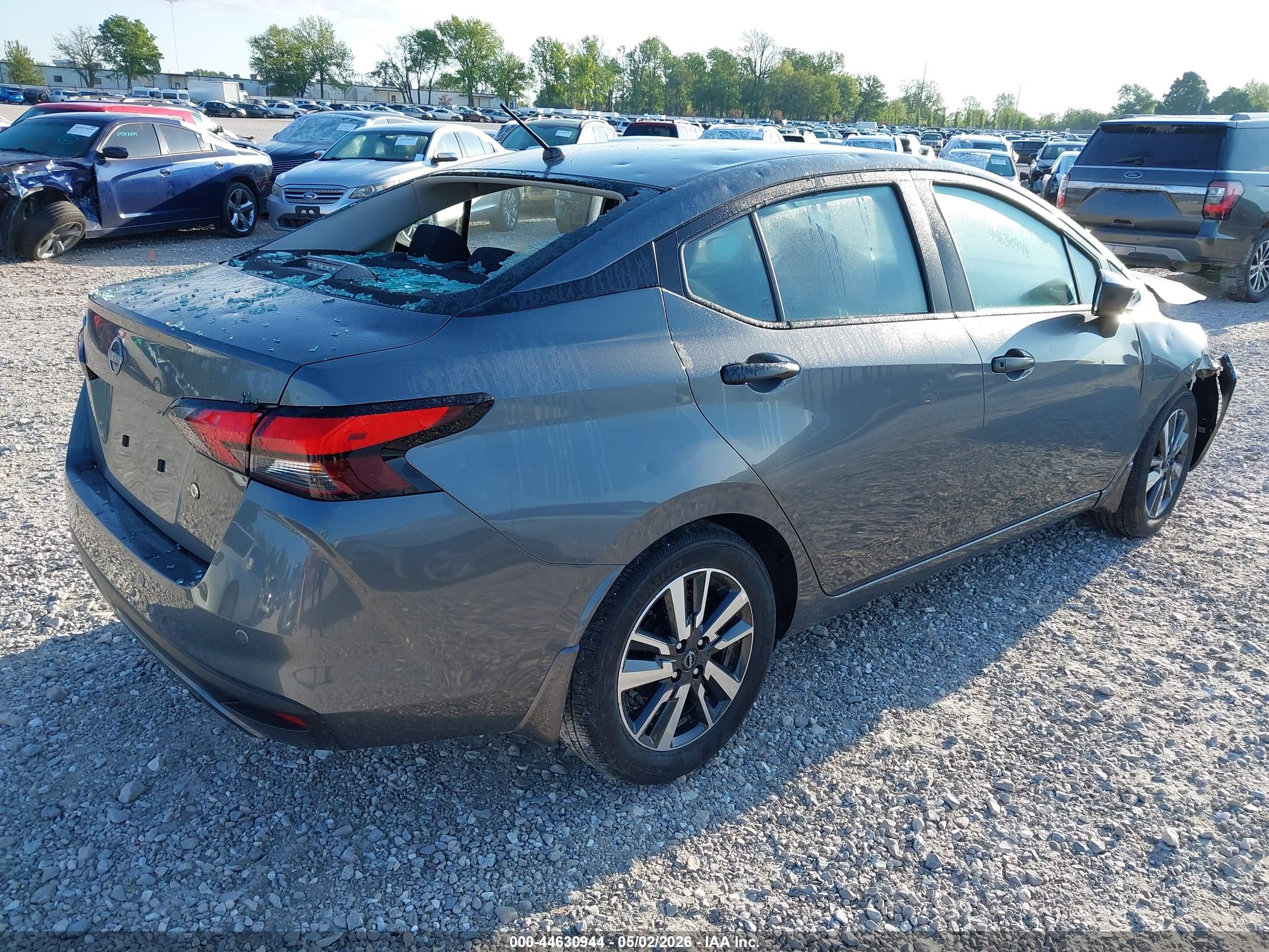 NISSAN VERSA image 4