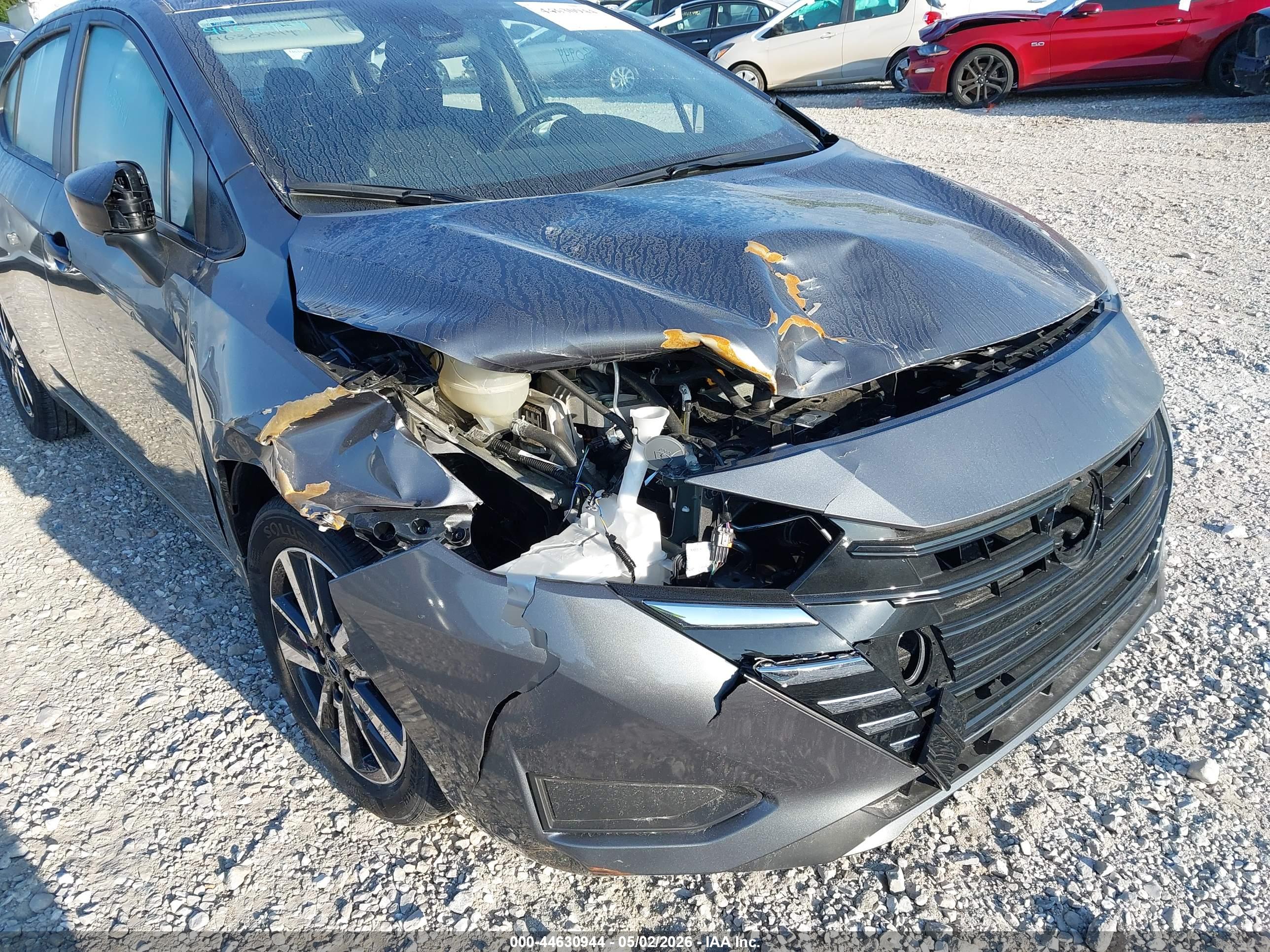 NISSAN VERSA image 6