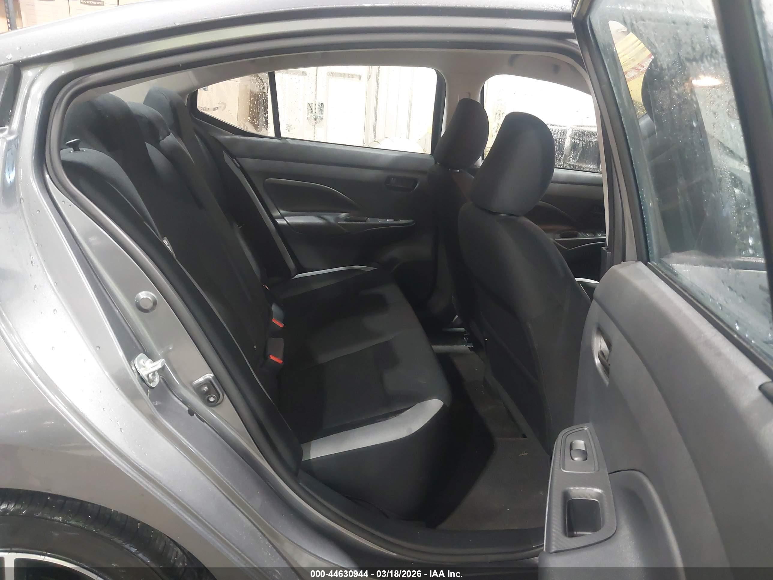 NISSAN VERSA image 8