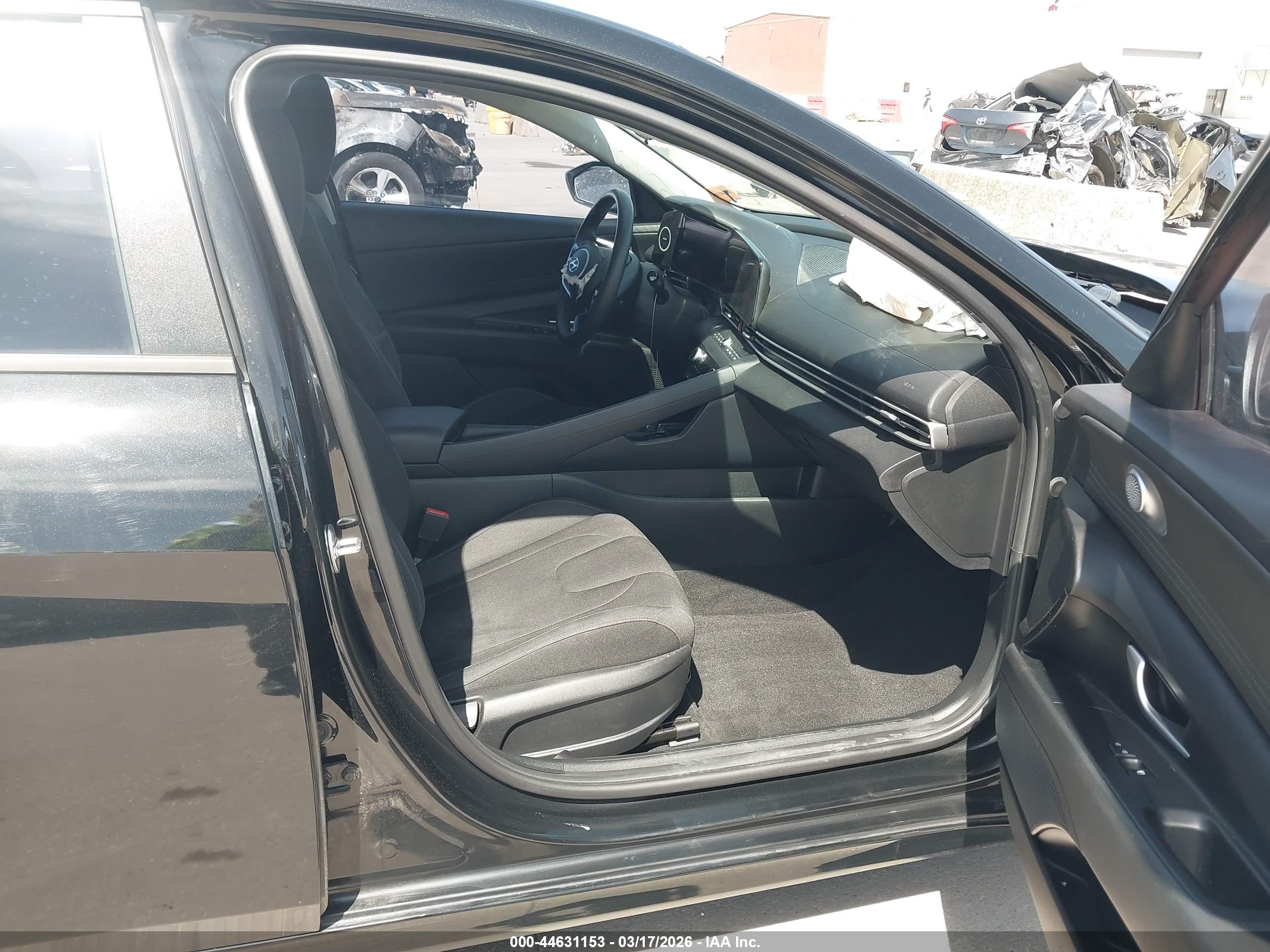 HYUNDAI ELANTRA image 5