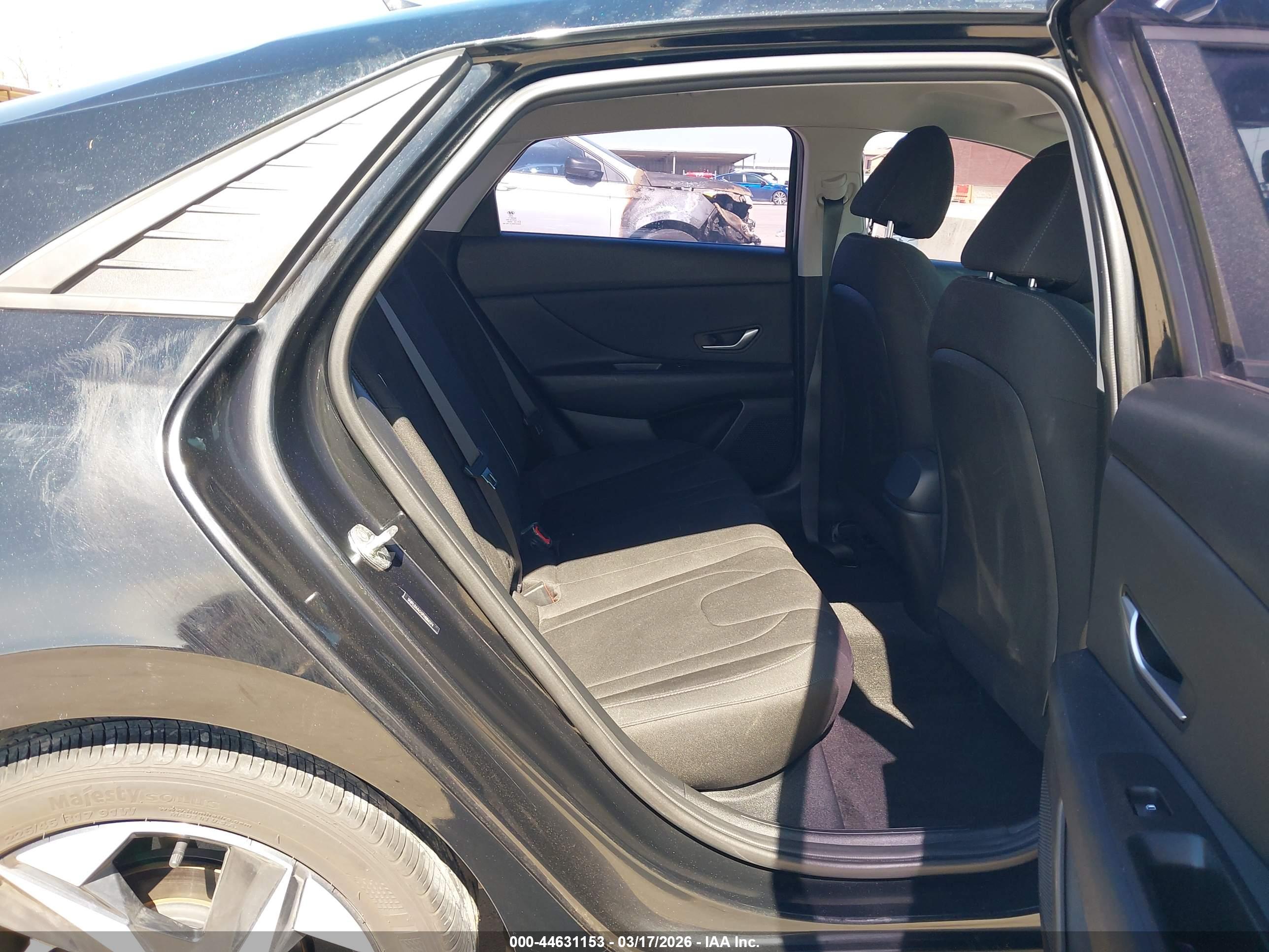 HYUNDAI ELANTRA image 8