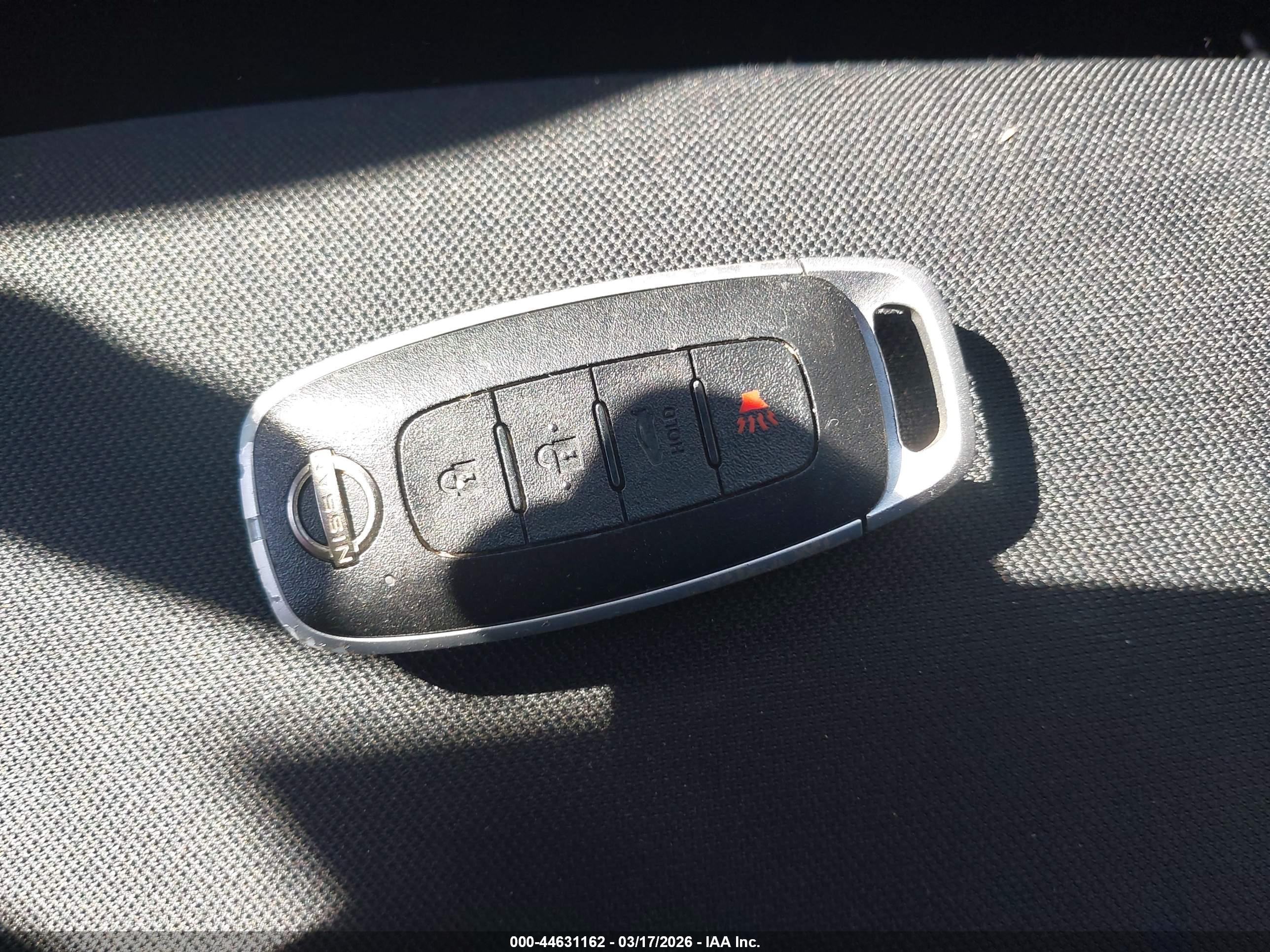 NISSAN VERSA image 11