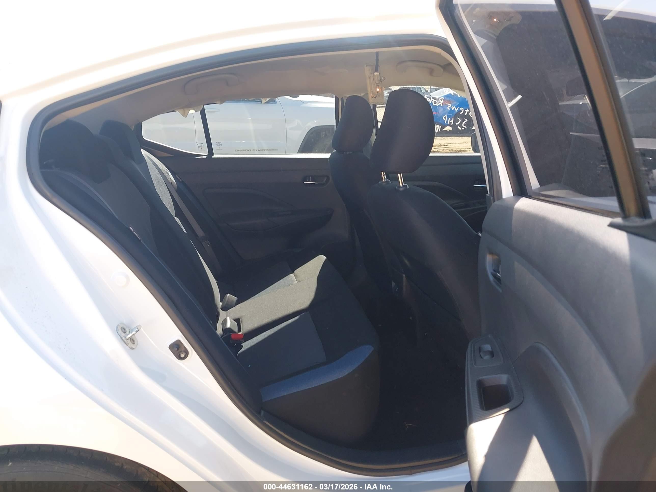 NISSAN VERSA image 8