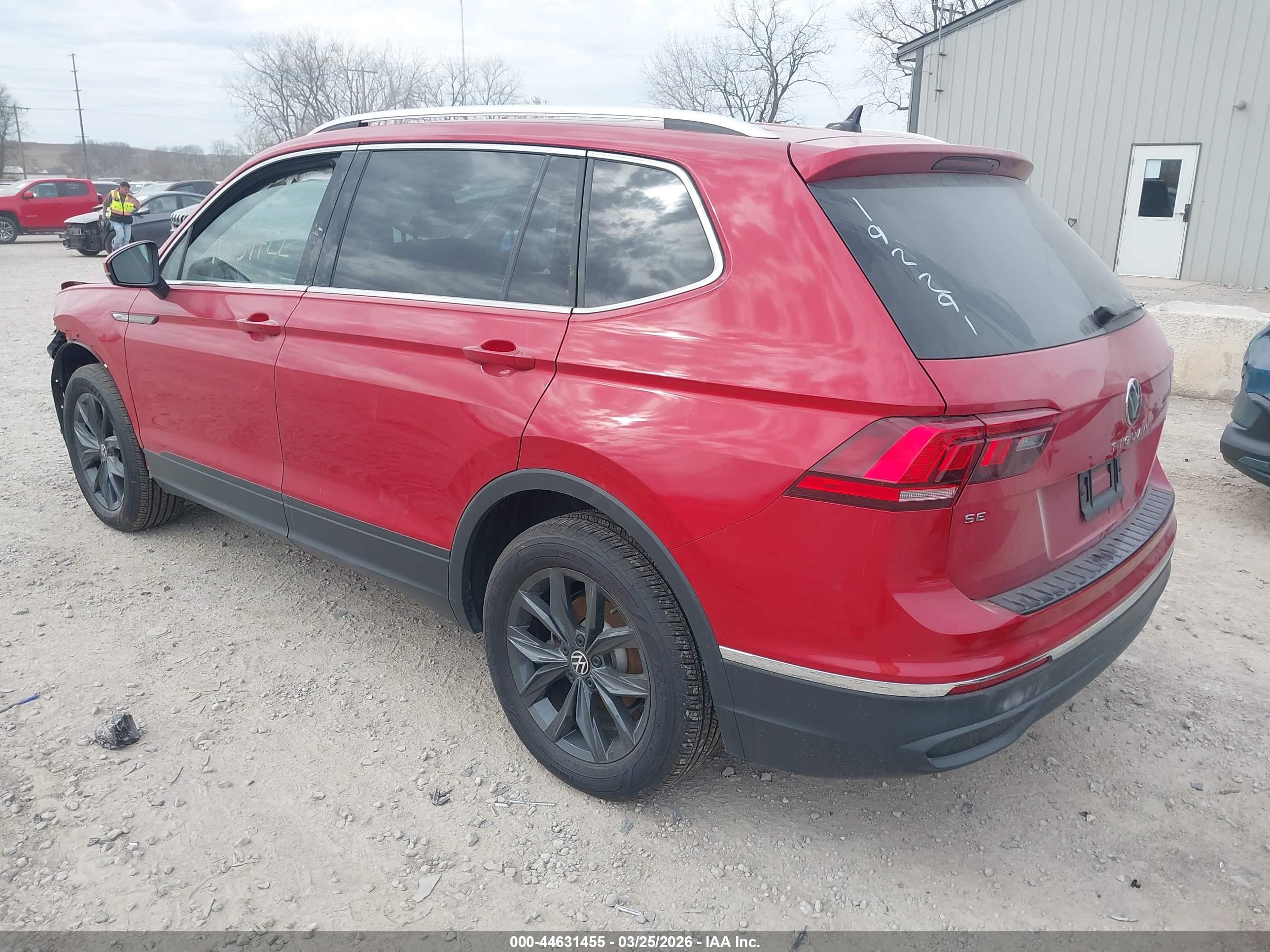 VOLKSWAGEN TIGUAN image 3