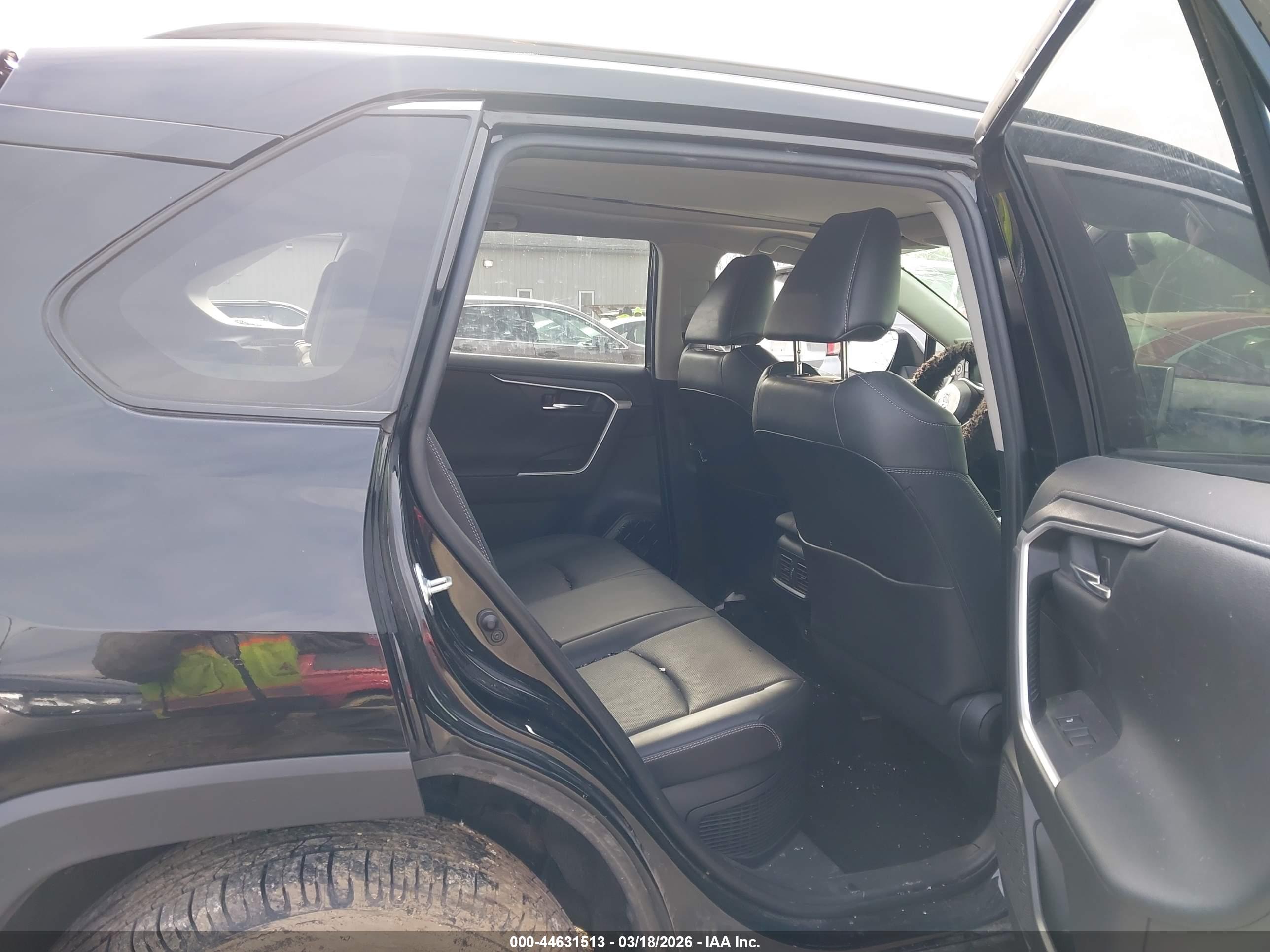 TOYOTA RAV4 image 8