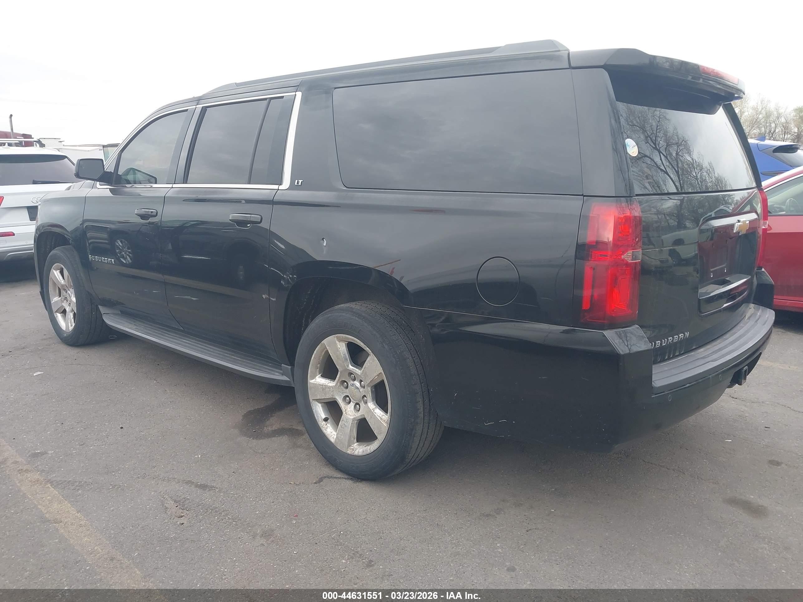CHEVROLET SUBURBAN image 3