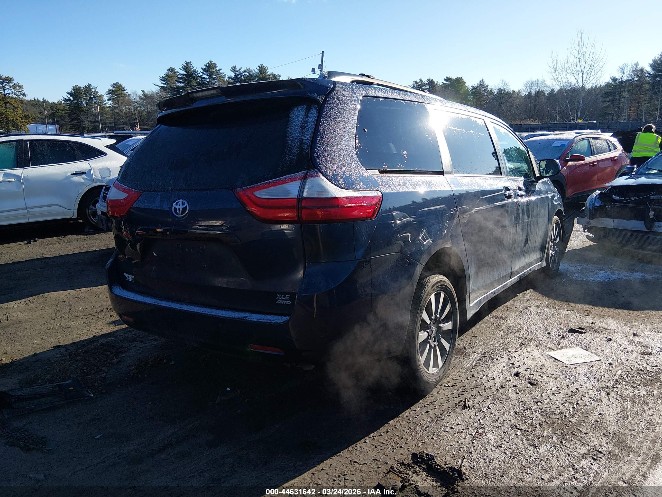 TOYOTA SIENNA image 4