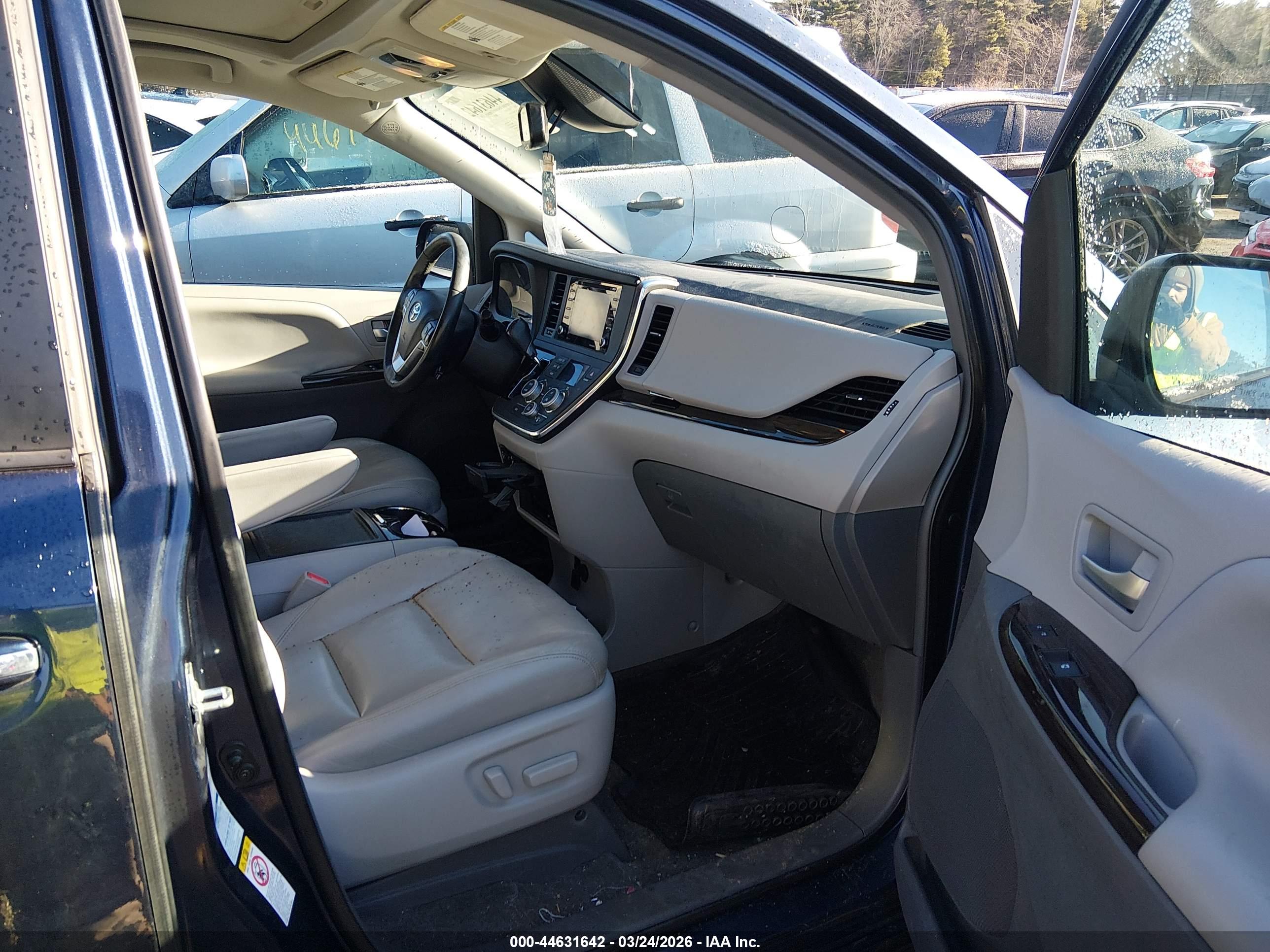 TOYOTA SIENNA image 5