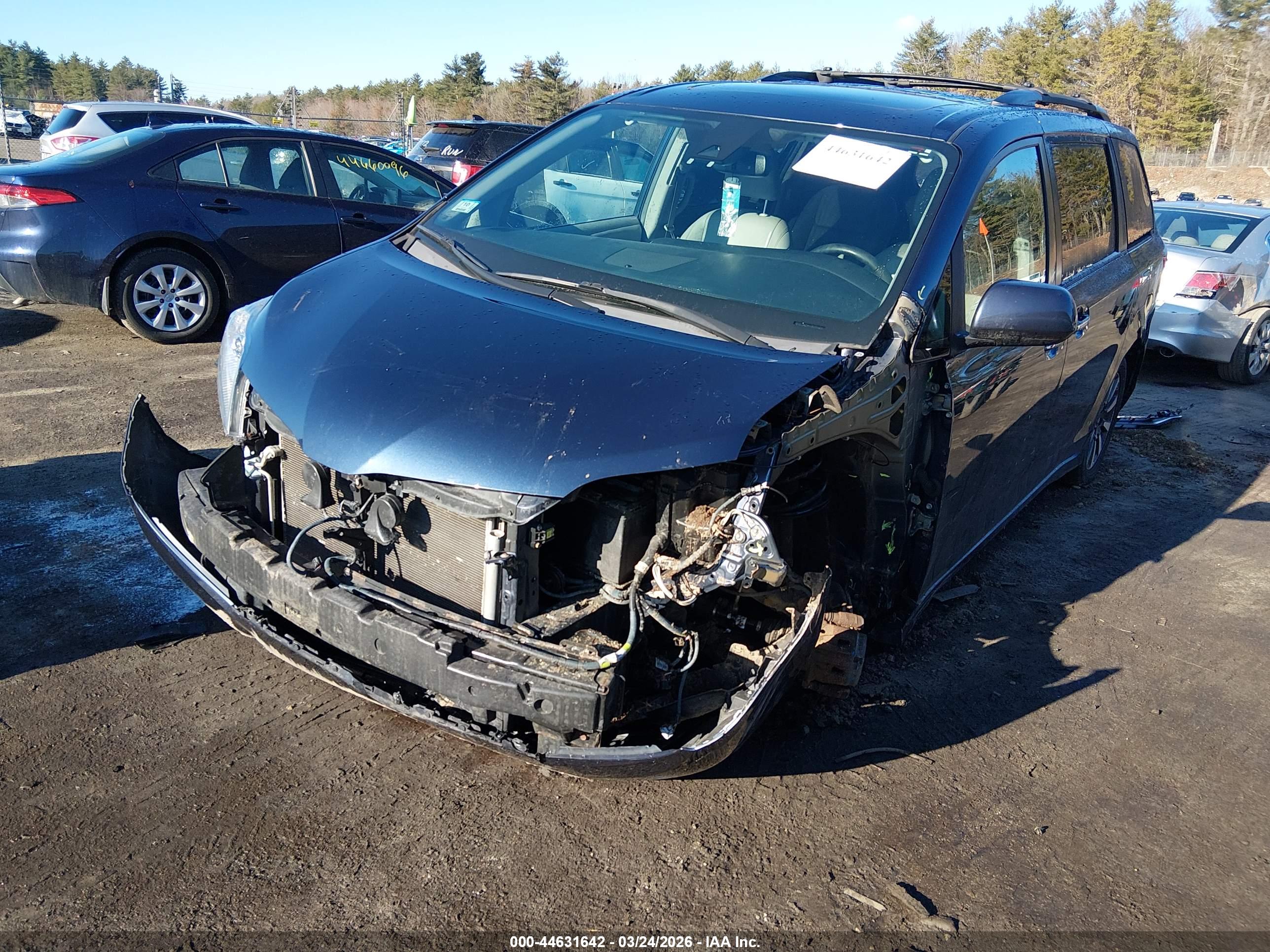 TOYOTA SIENNA image 6