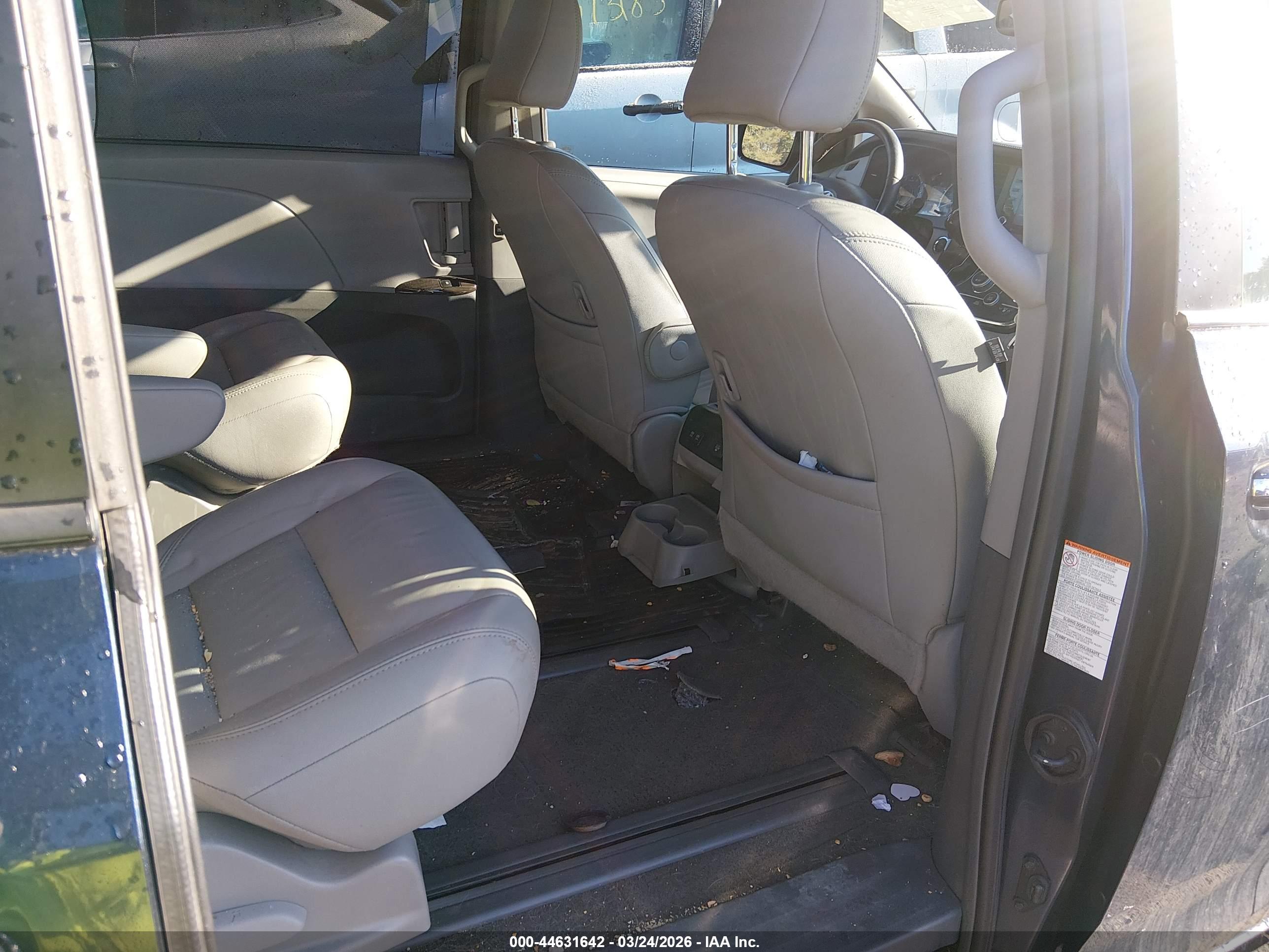 TOYOTA SIENNA image 8