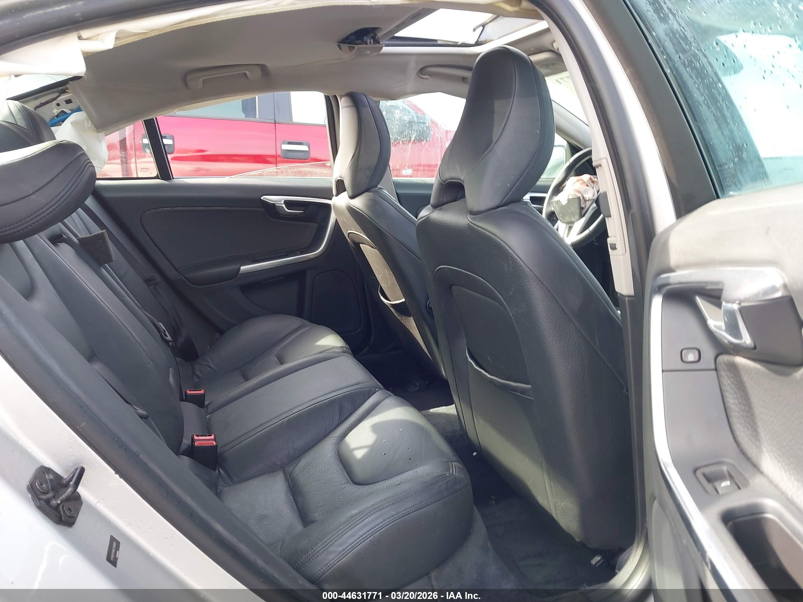 VOLVO S60 image 8