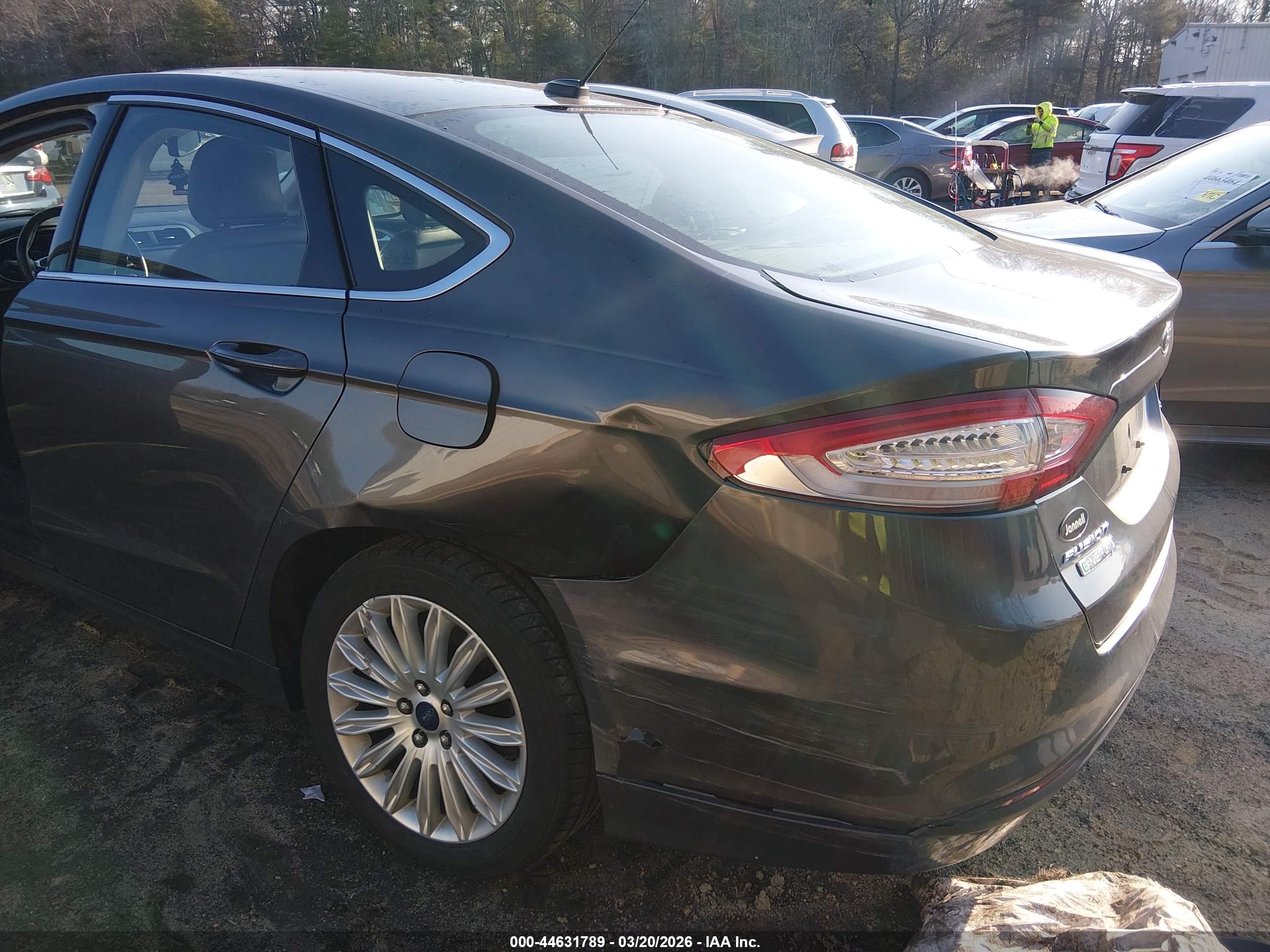 FORD FUSION image 6