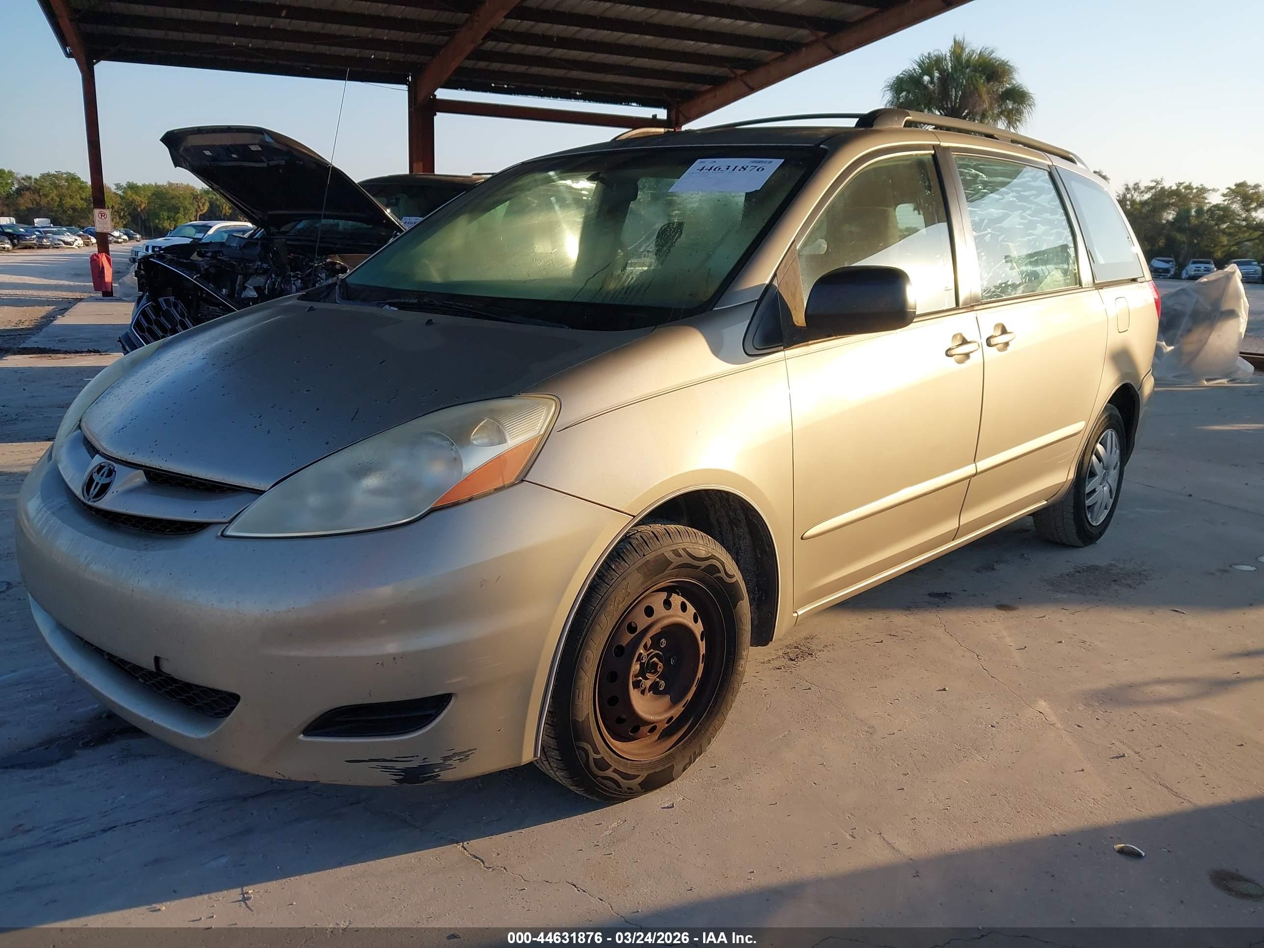 TOYOTA SIENNA image 2