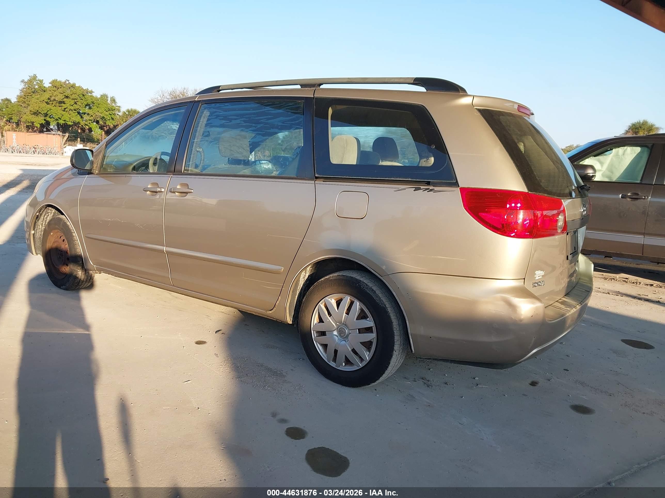 TOYOTA SIENNA image 3