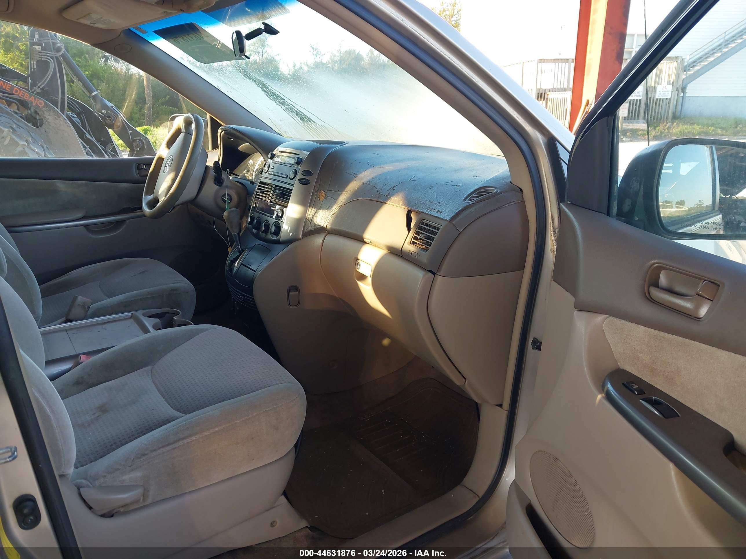 TOYOTA SIENNA image 5