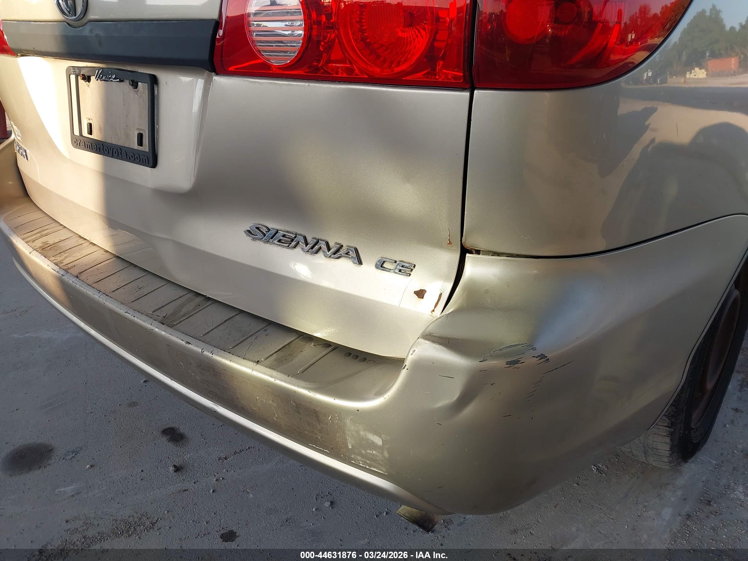 TOYOTA SIENNA image 6