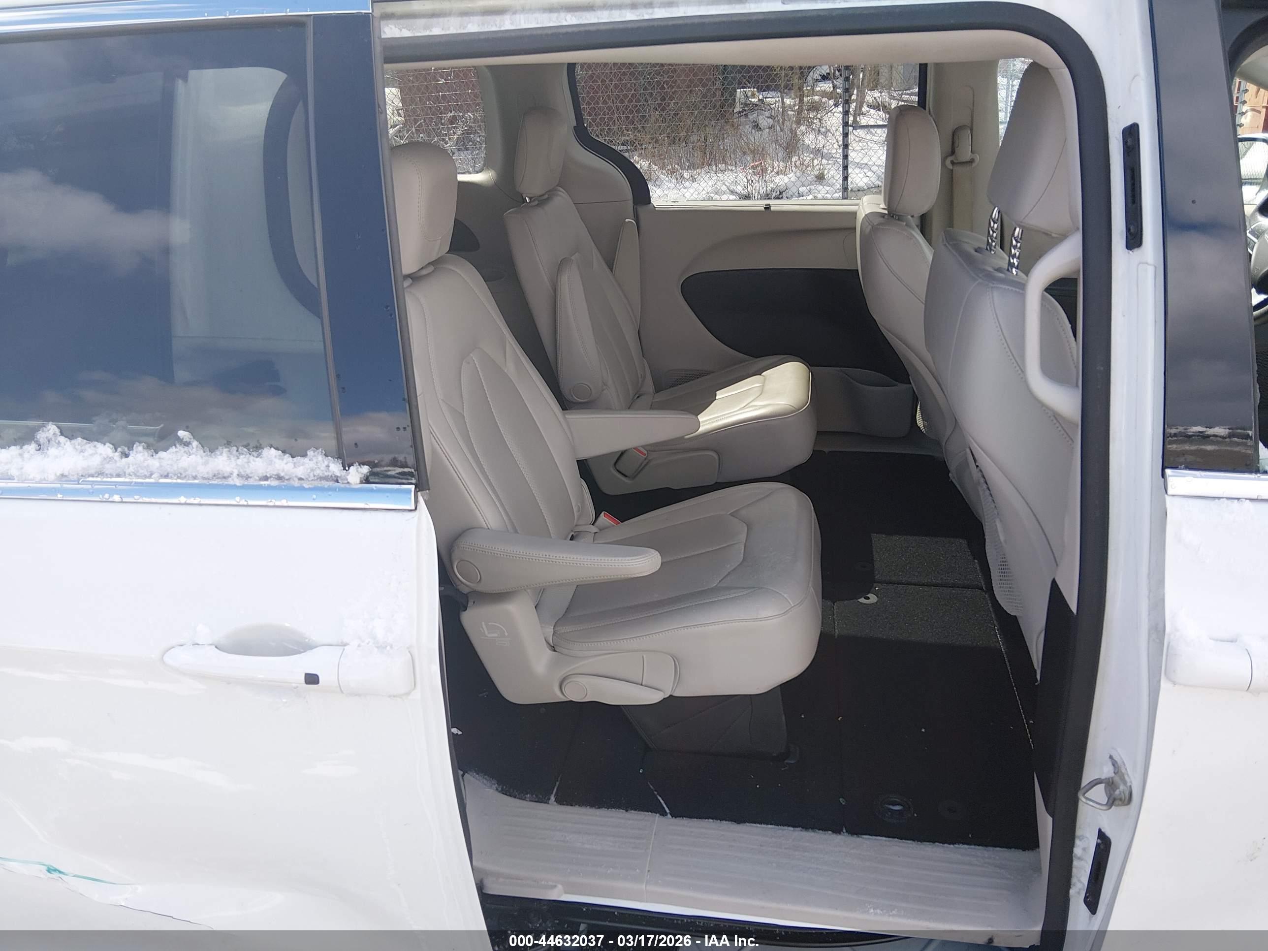 CHRYSLER VOYAGER image 8