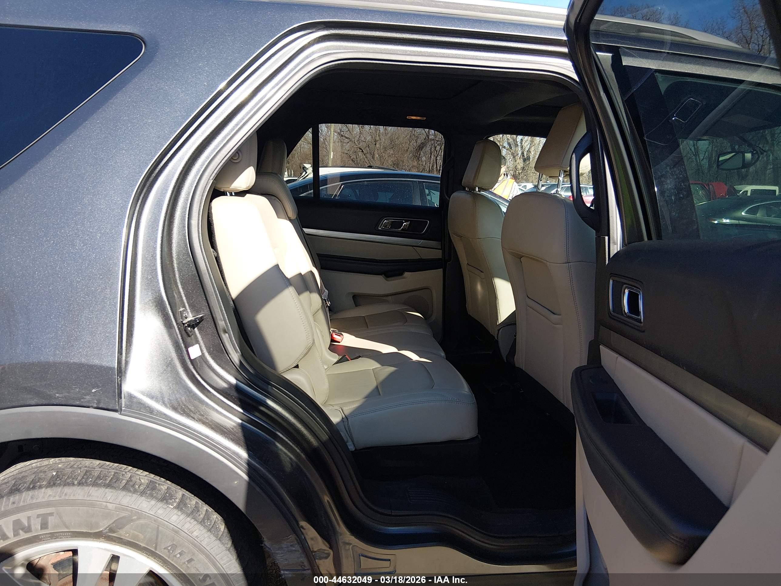 FORD EXPLORER image 8