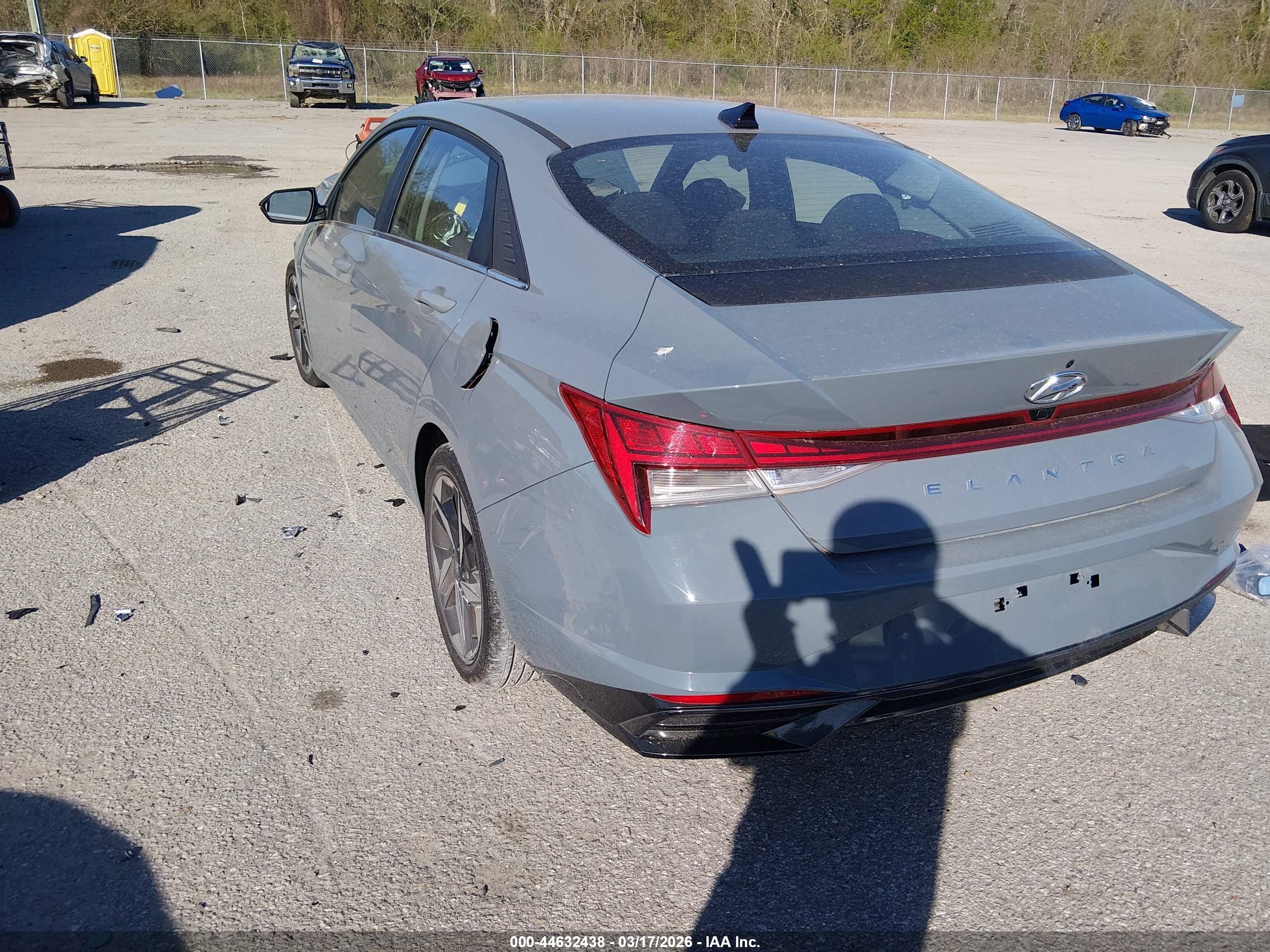 HYUNDAI ELANTRA image 3