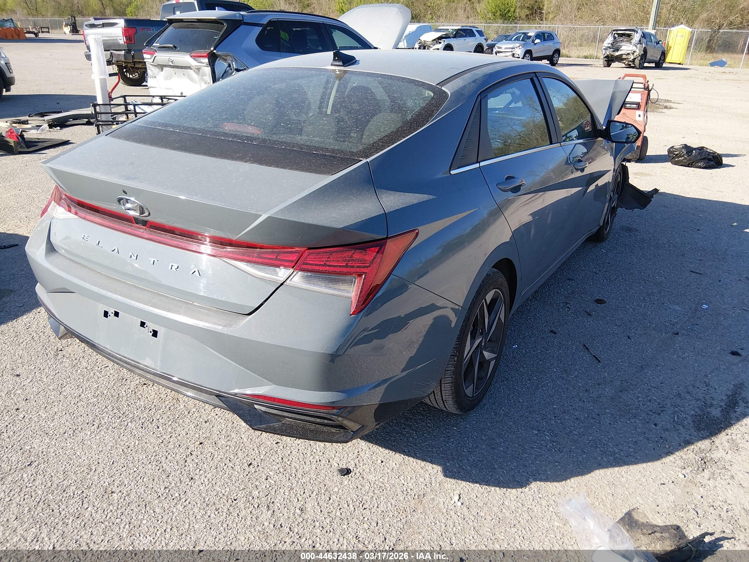 HYUNDAI ELANTRA image 4