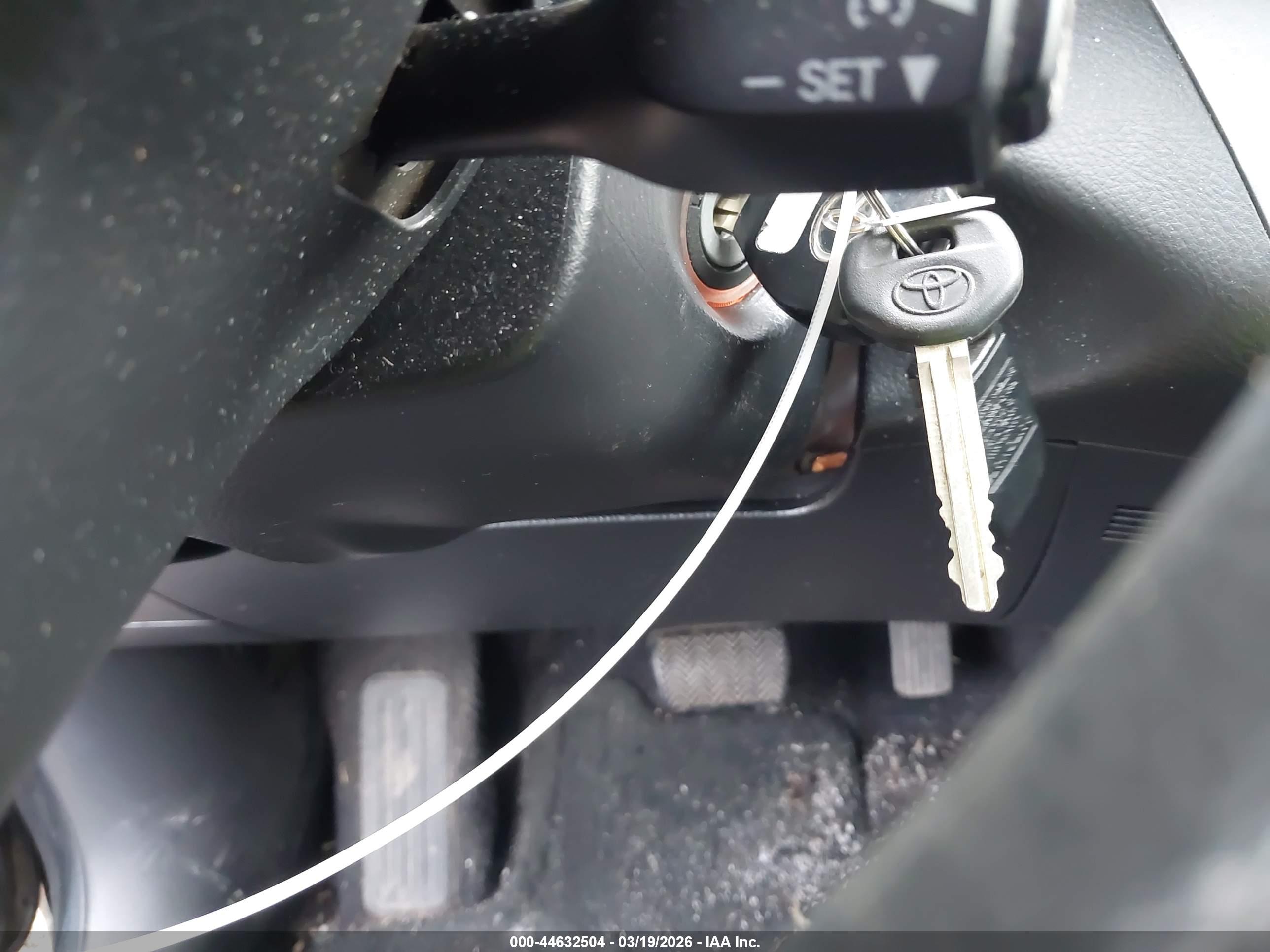 TOYOTA RAV4 image 11