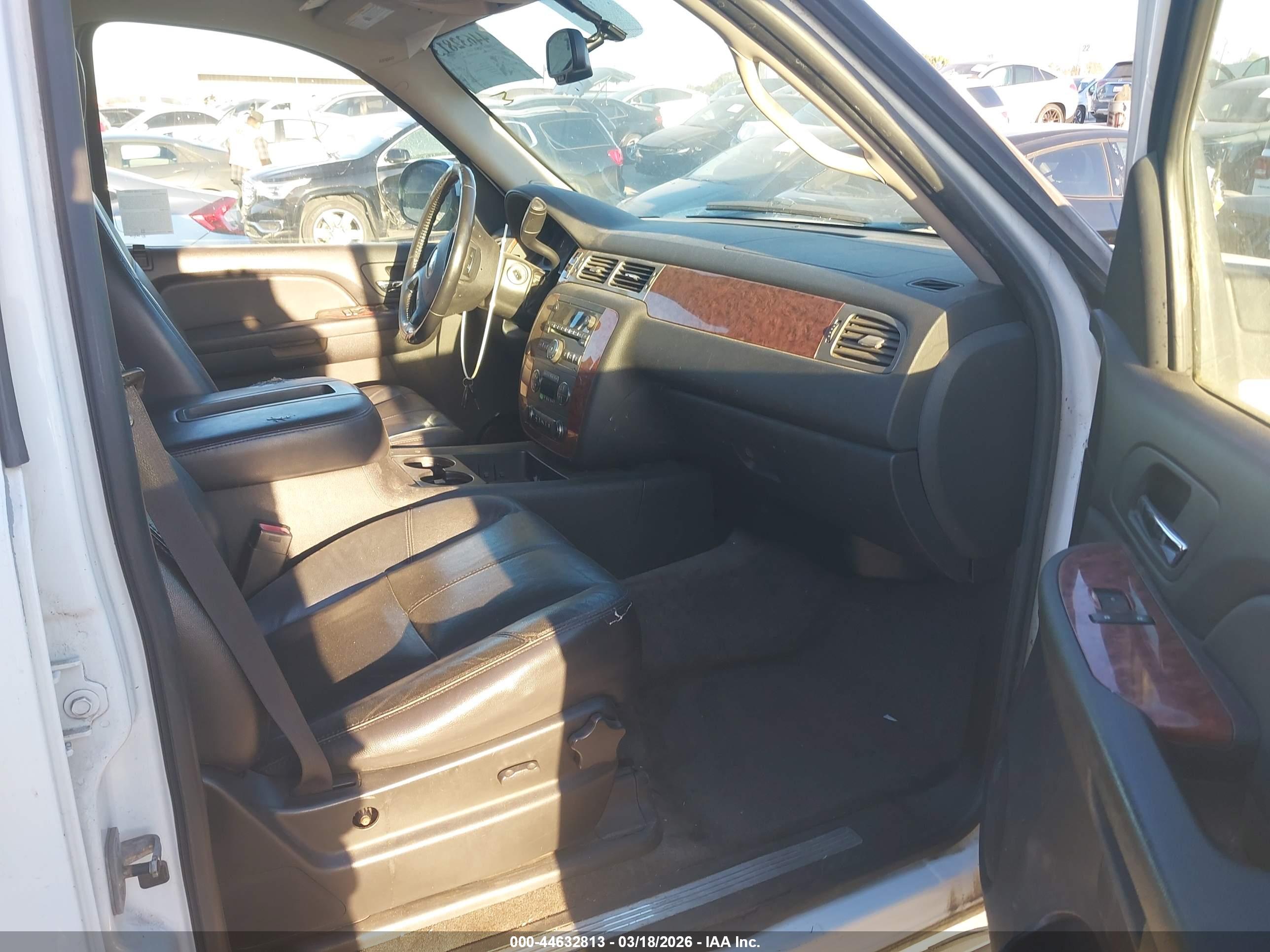 CHEVROLET SUBURBAN image 5