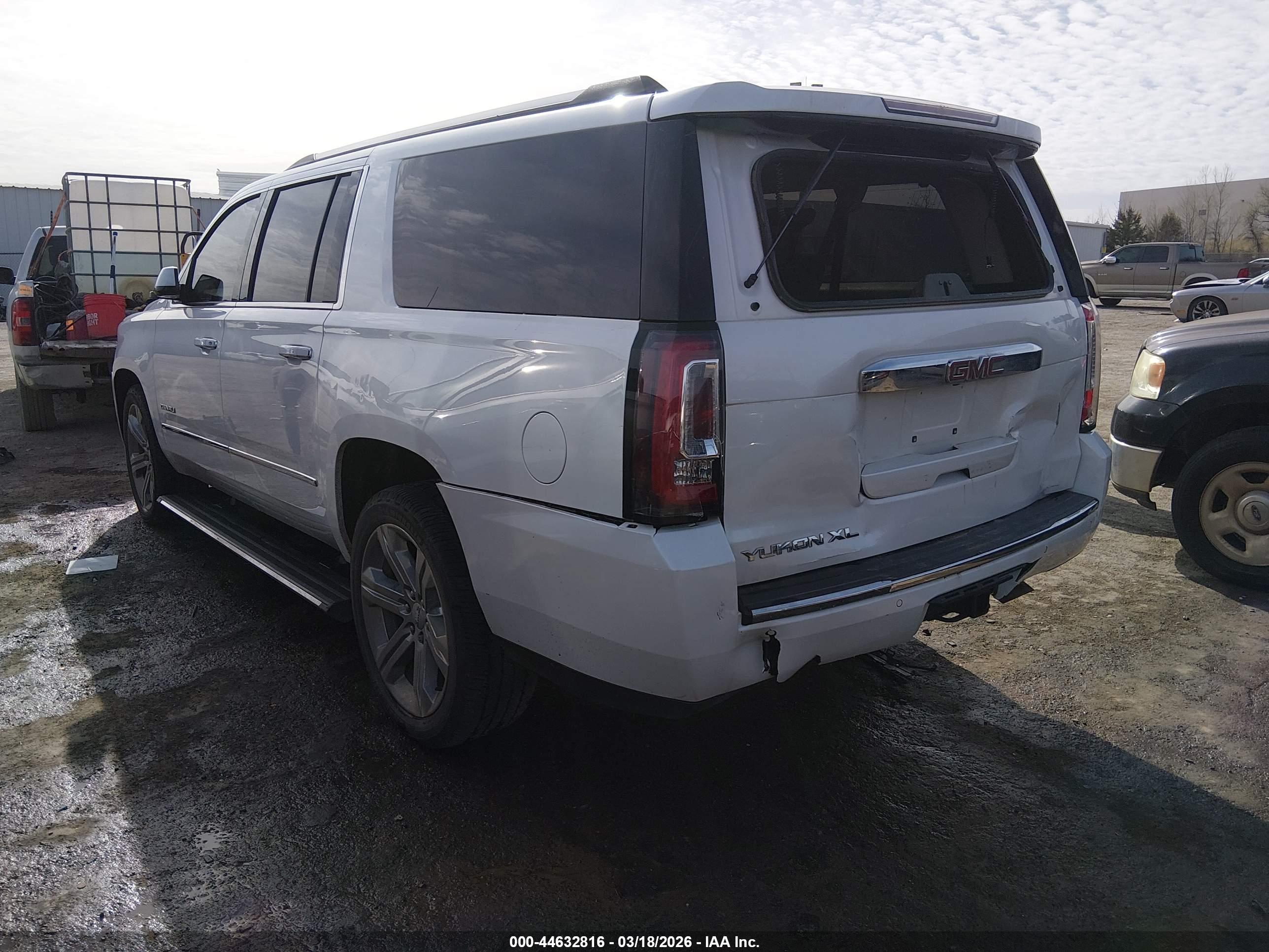 GMC YUKON image 3
