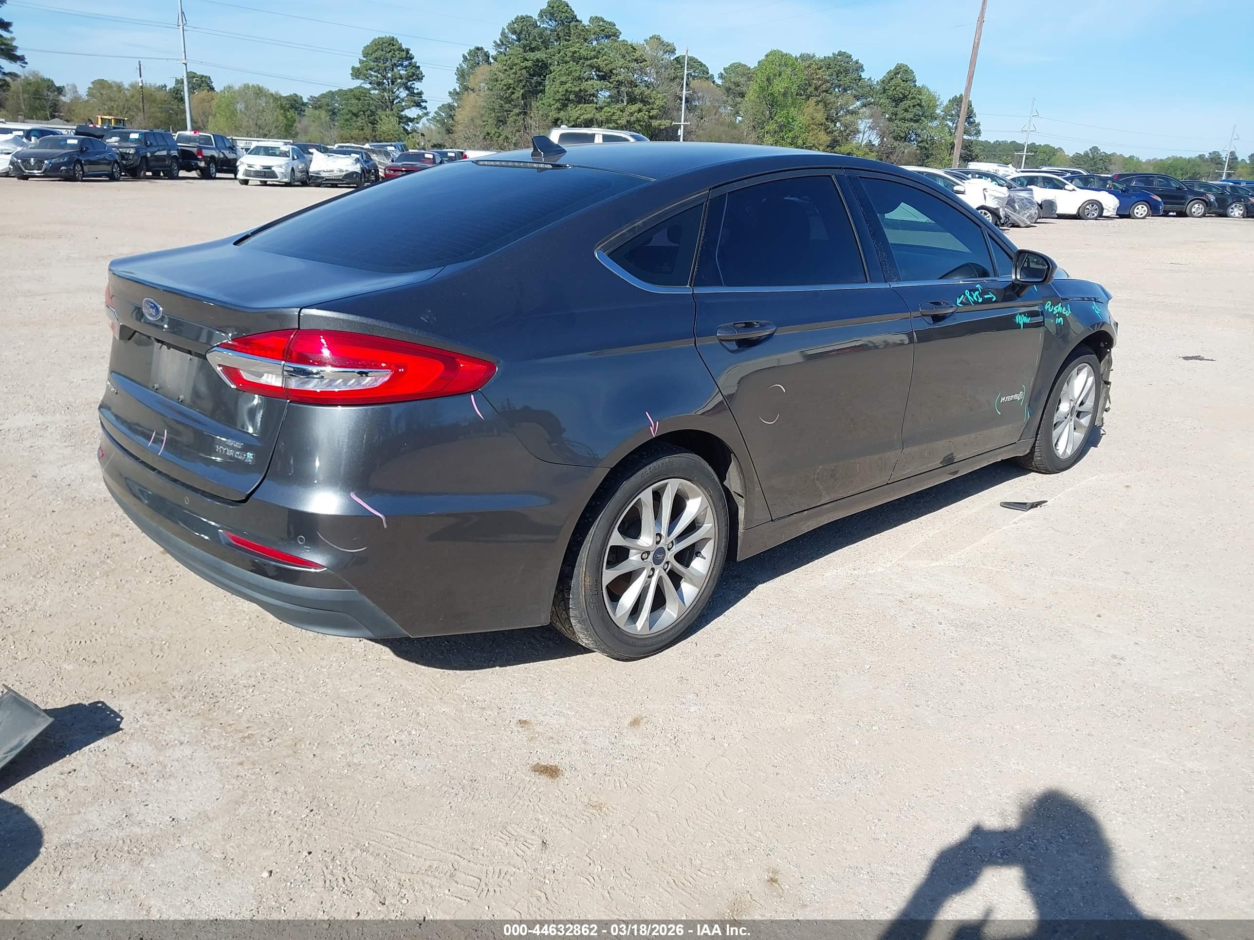 FORD FUSION image 4