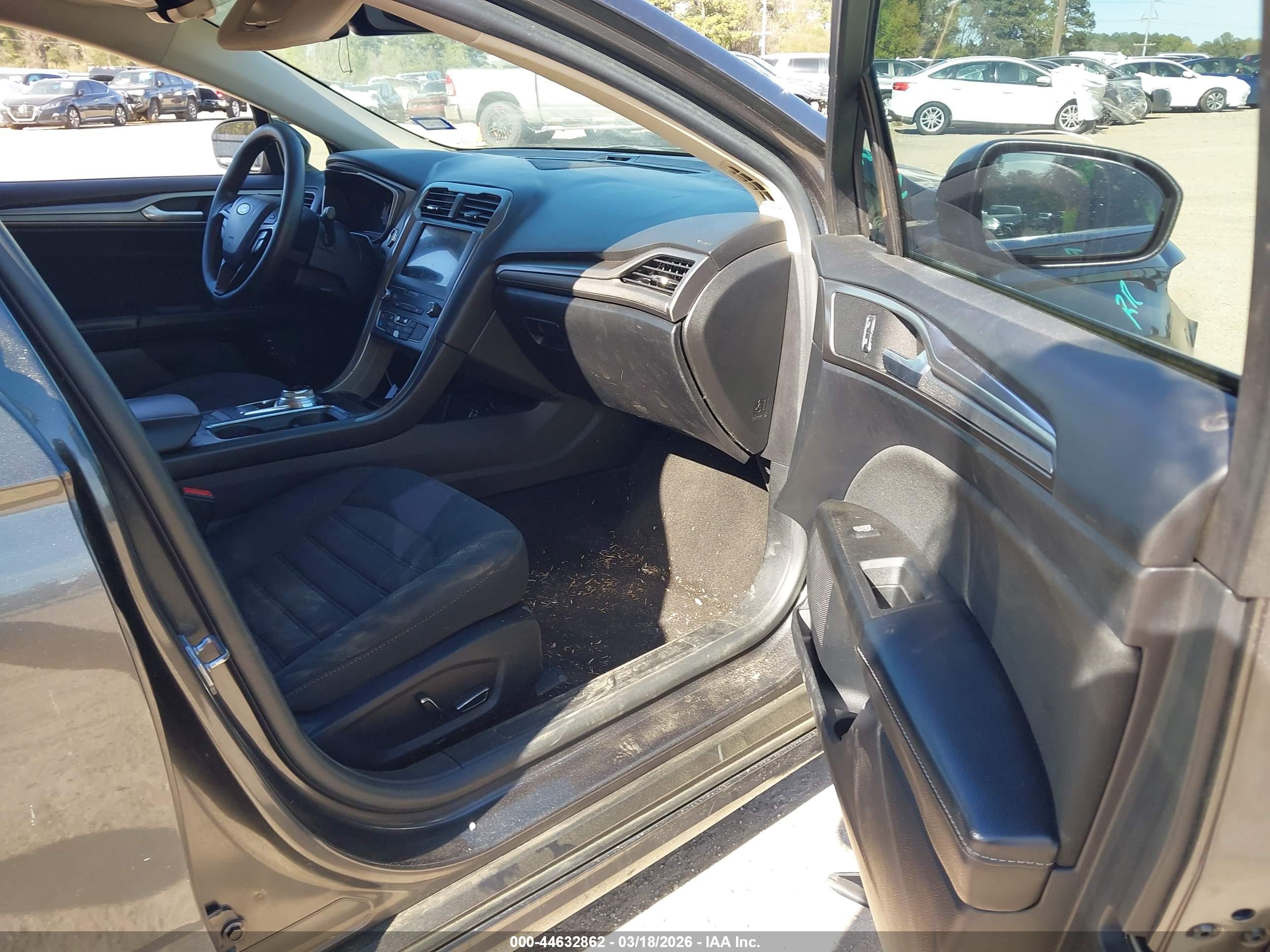 FORD FUSION image 5