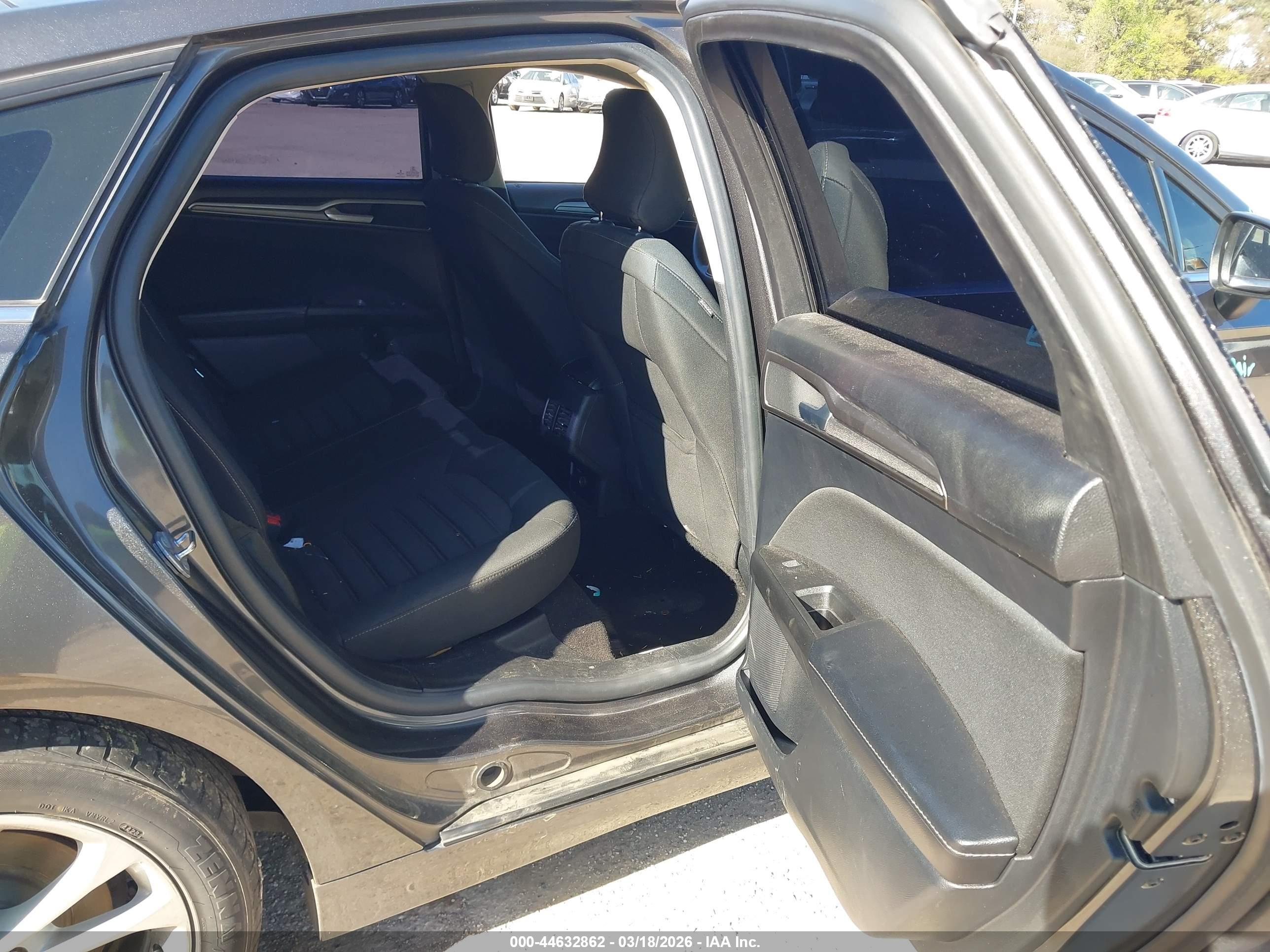 FORD FUSION image 8