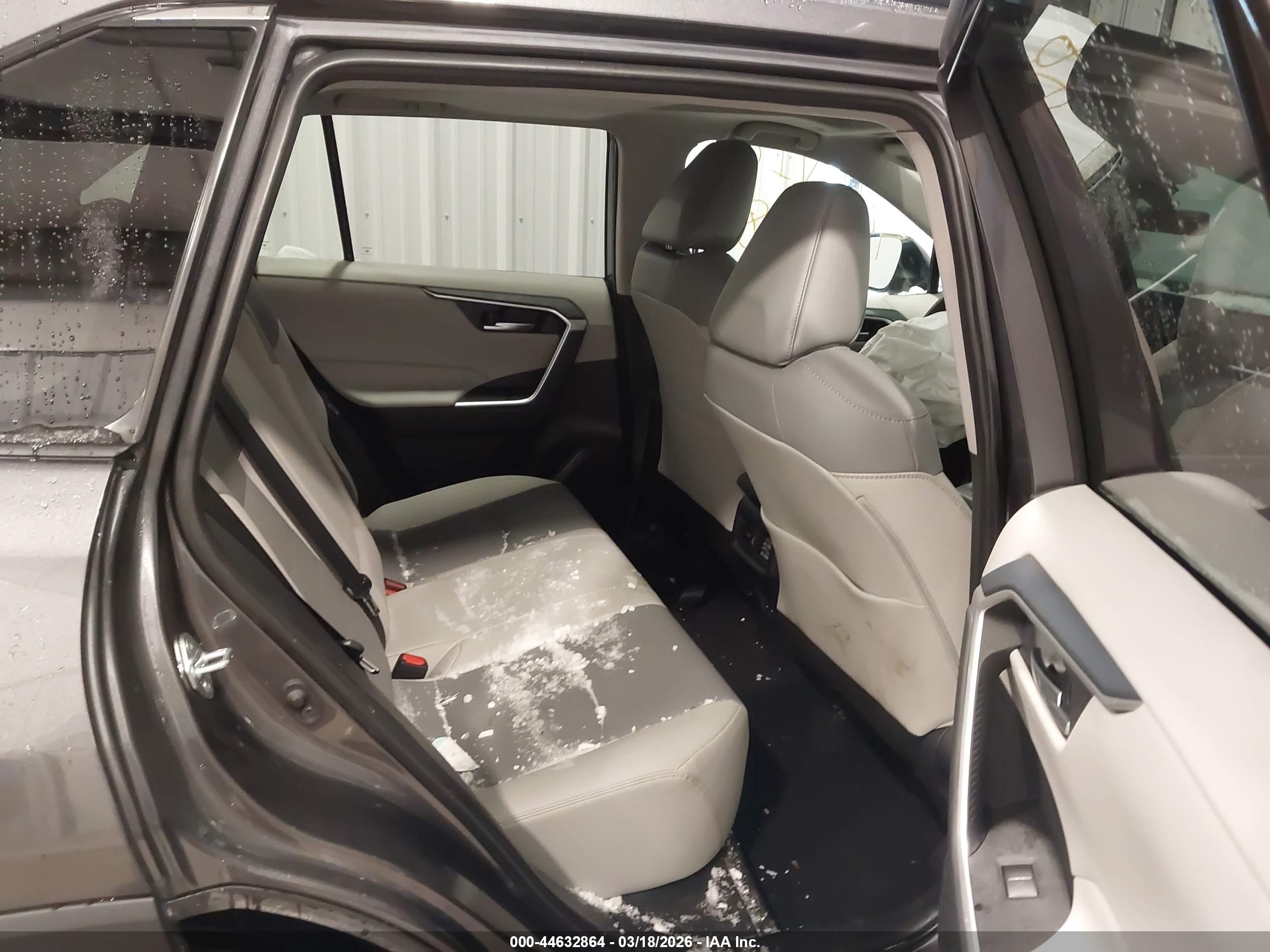 TOYOTA RAV4 image 8