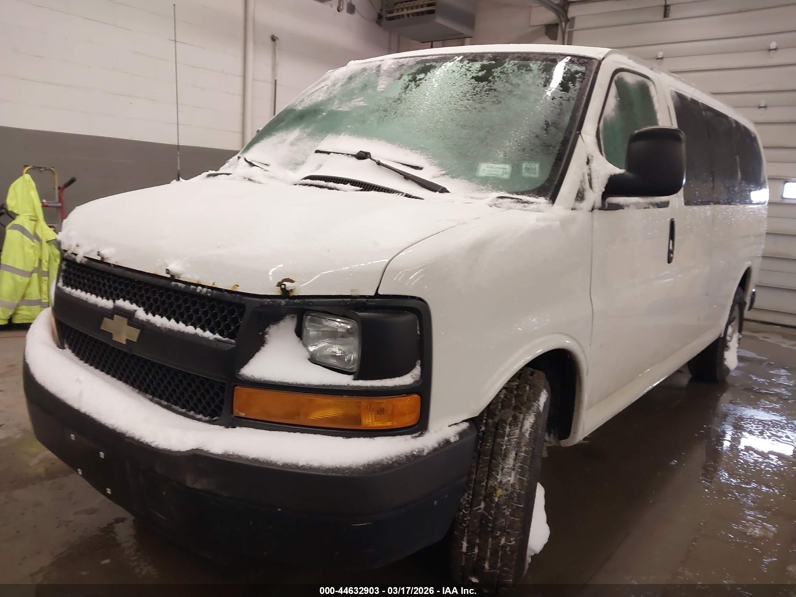 CHEVROLET EXPRESS image 2