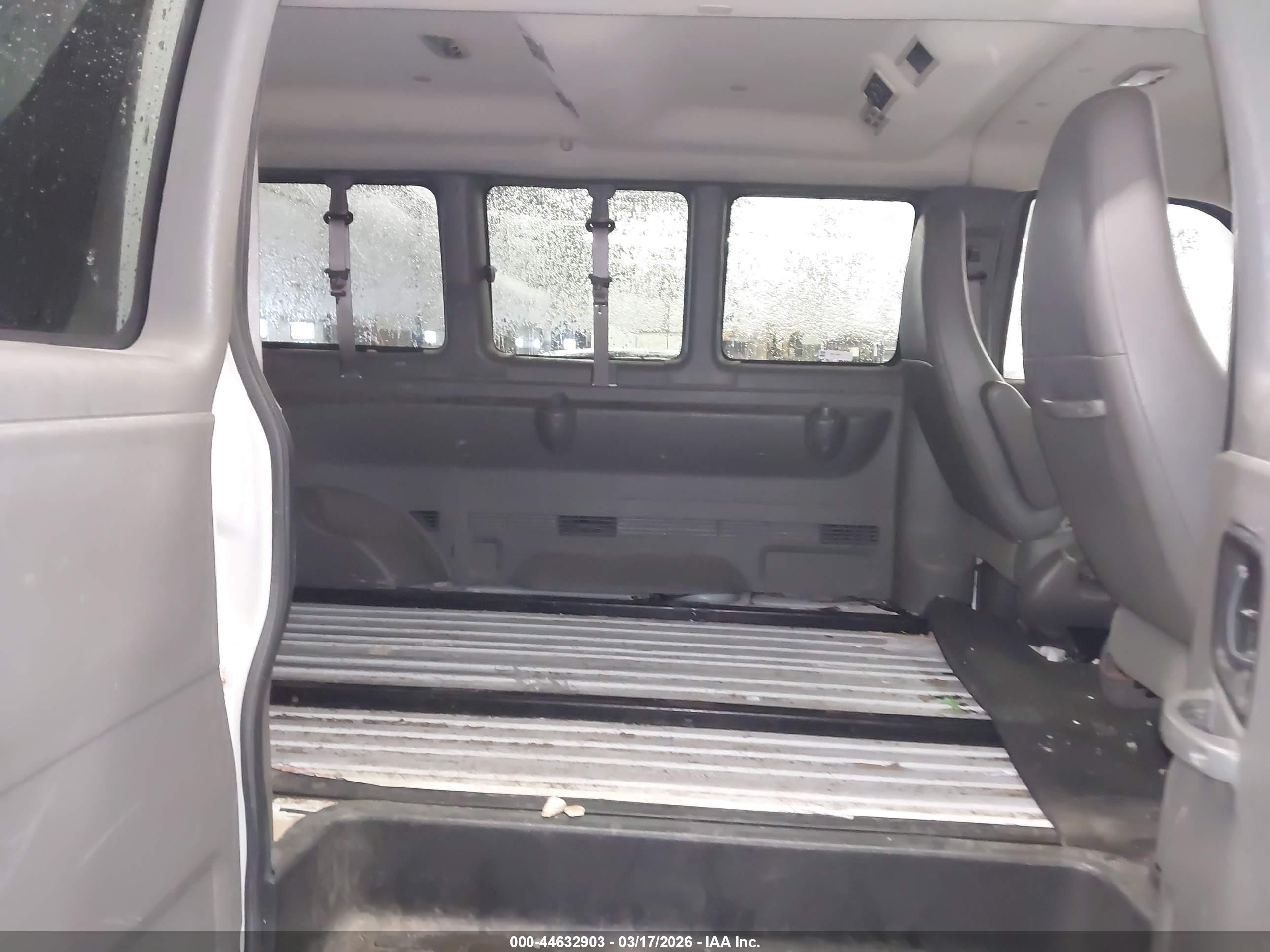 CHEVROLET EXPRESS image 8