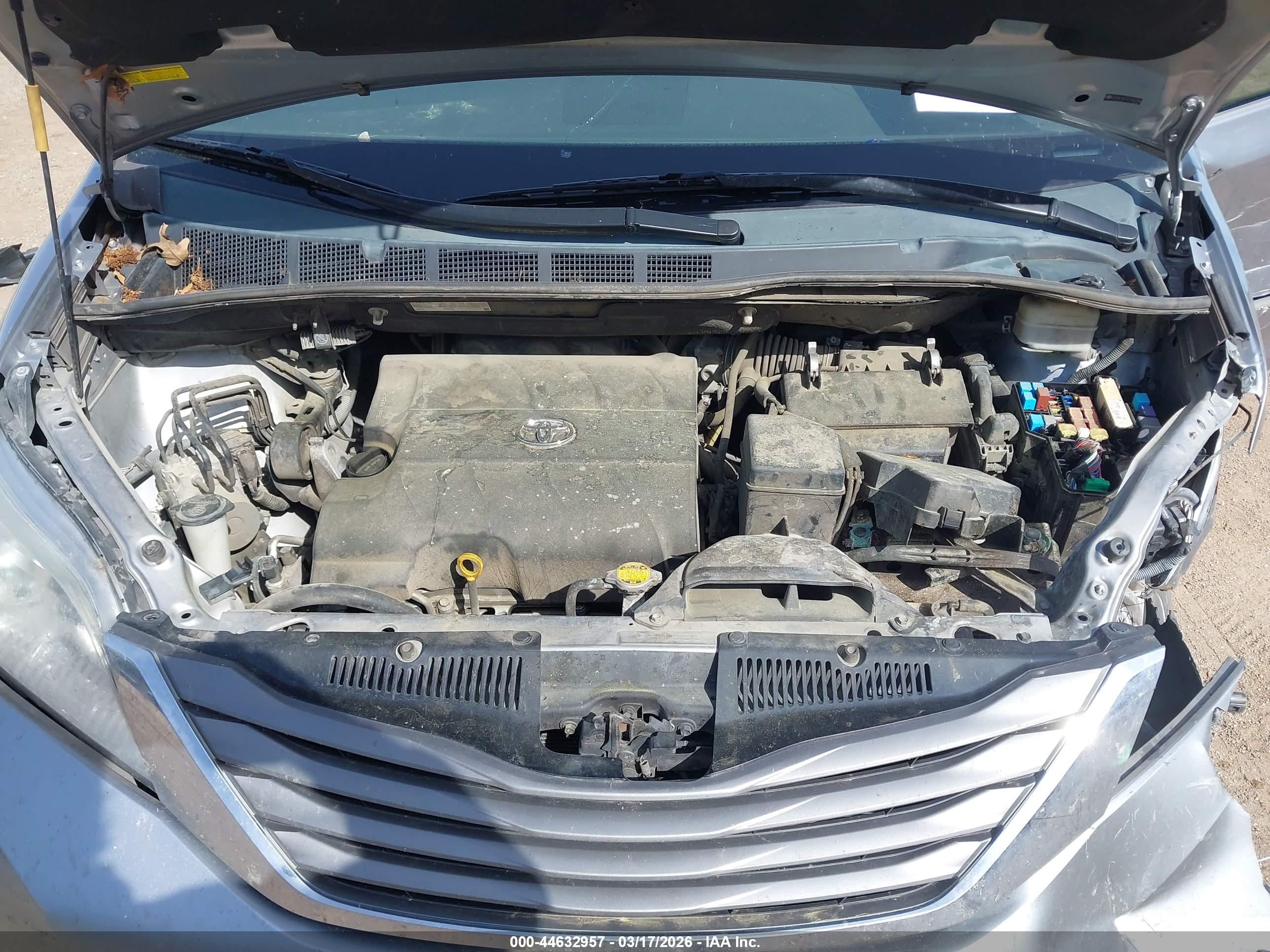 TOYOTA SIENNA image 10