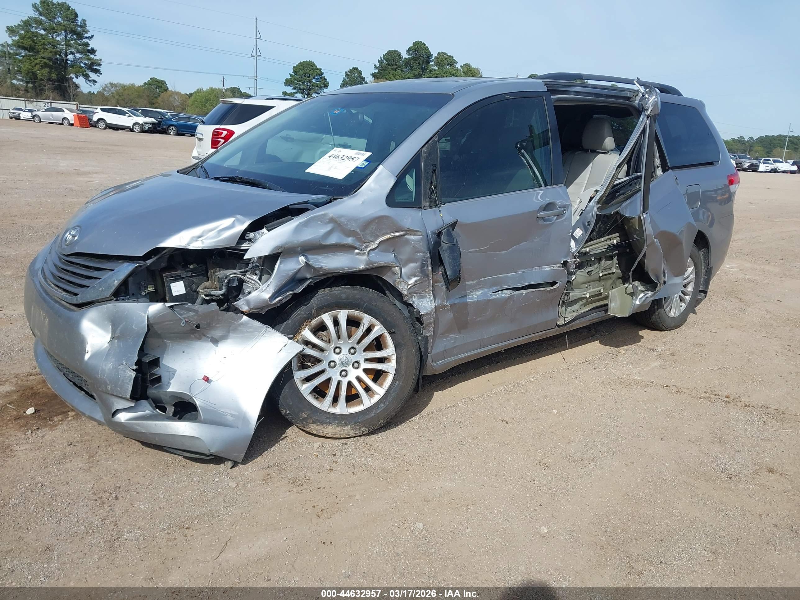 TOYOTA SIENNA image 2