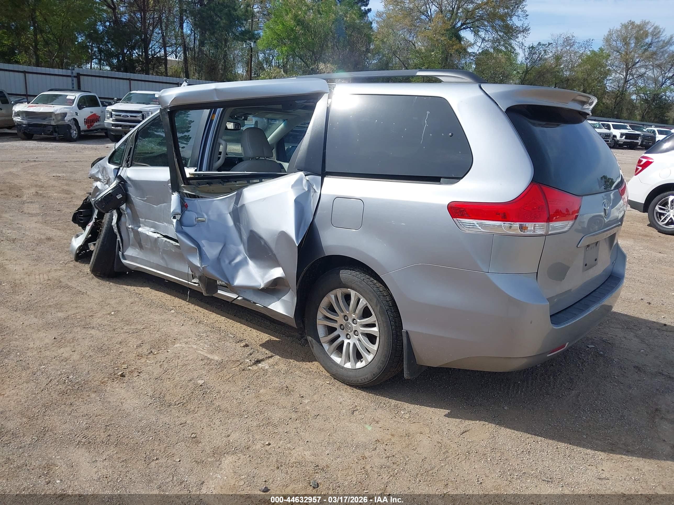 TOYOTA SIENNA image 3