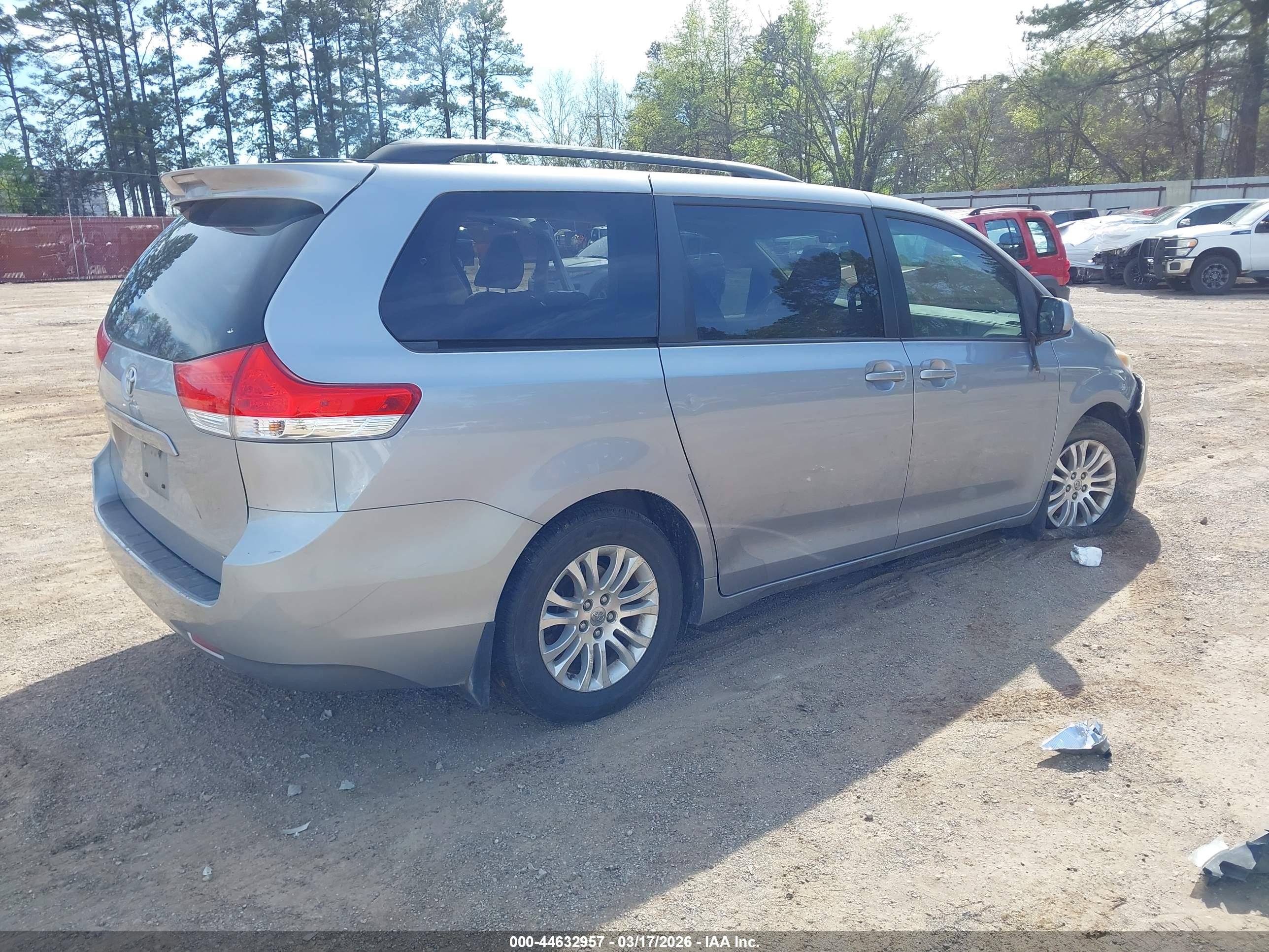 TOYOTA SIENNA image 4